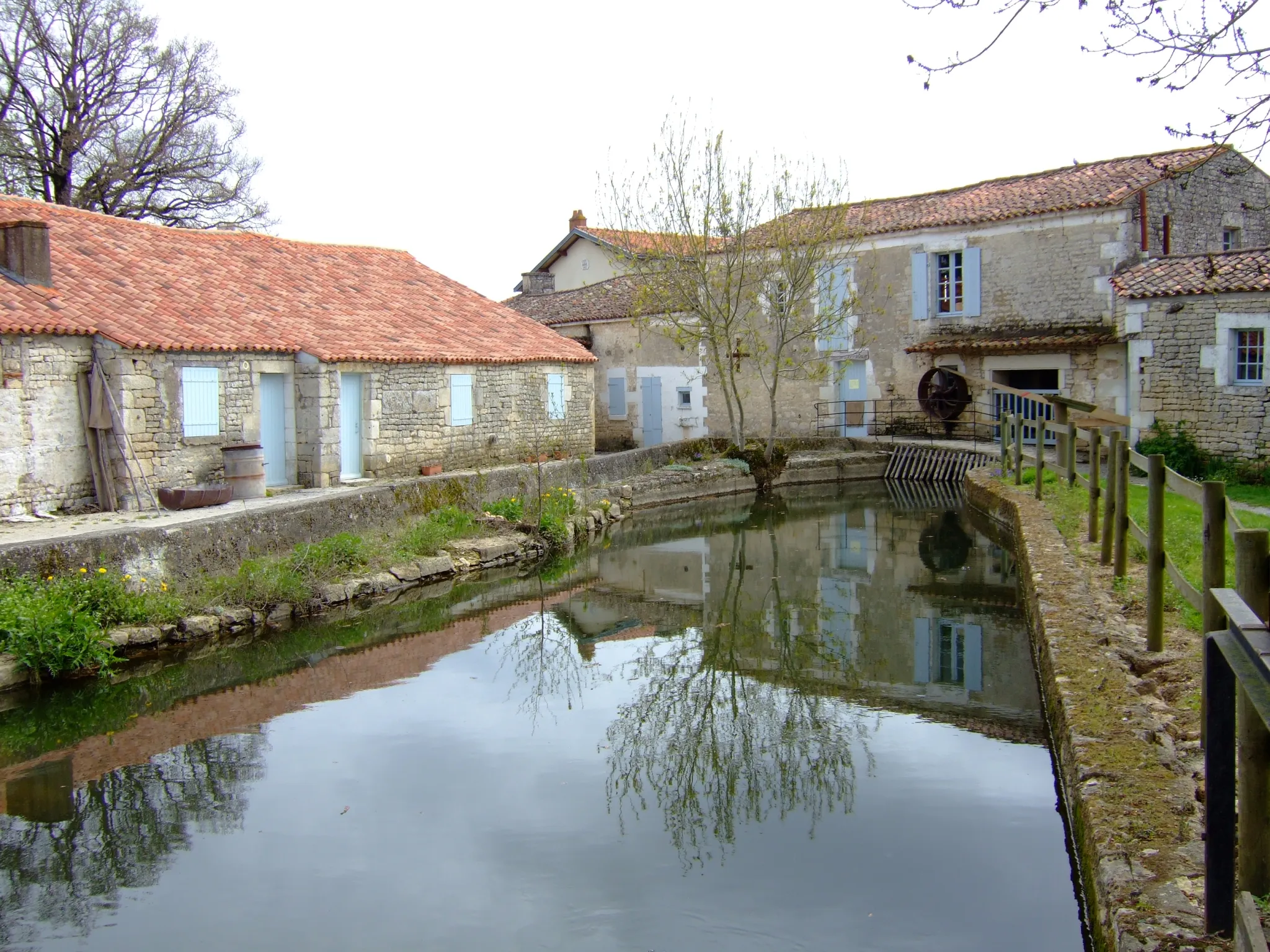 Photo showing: Nieul sur l'Autize, Vendée, France. Water mill (in fact working now with an oil engine. Today live museum of the miller work