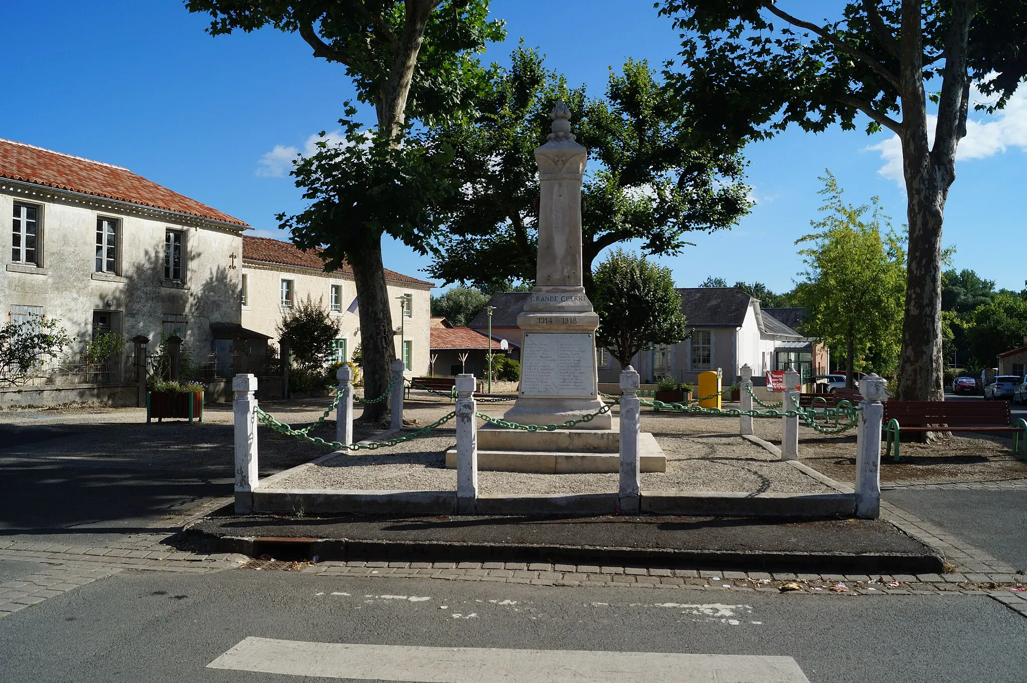 Photo showing: Le monument aux morts de Fontaines.