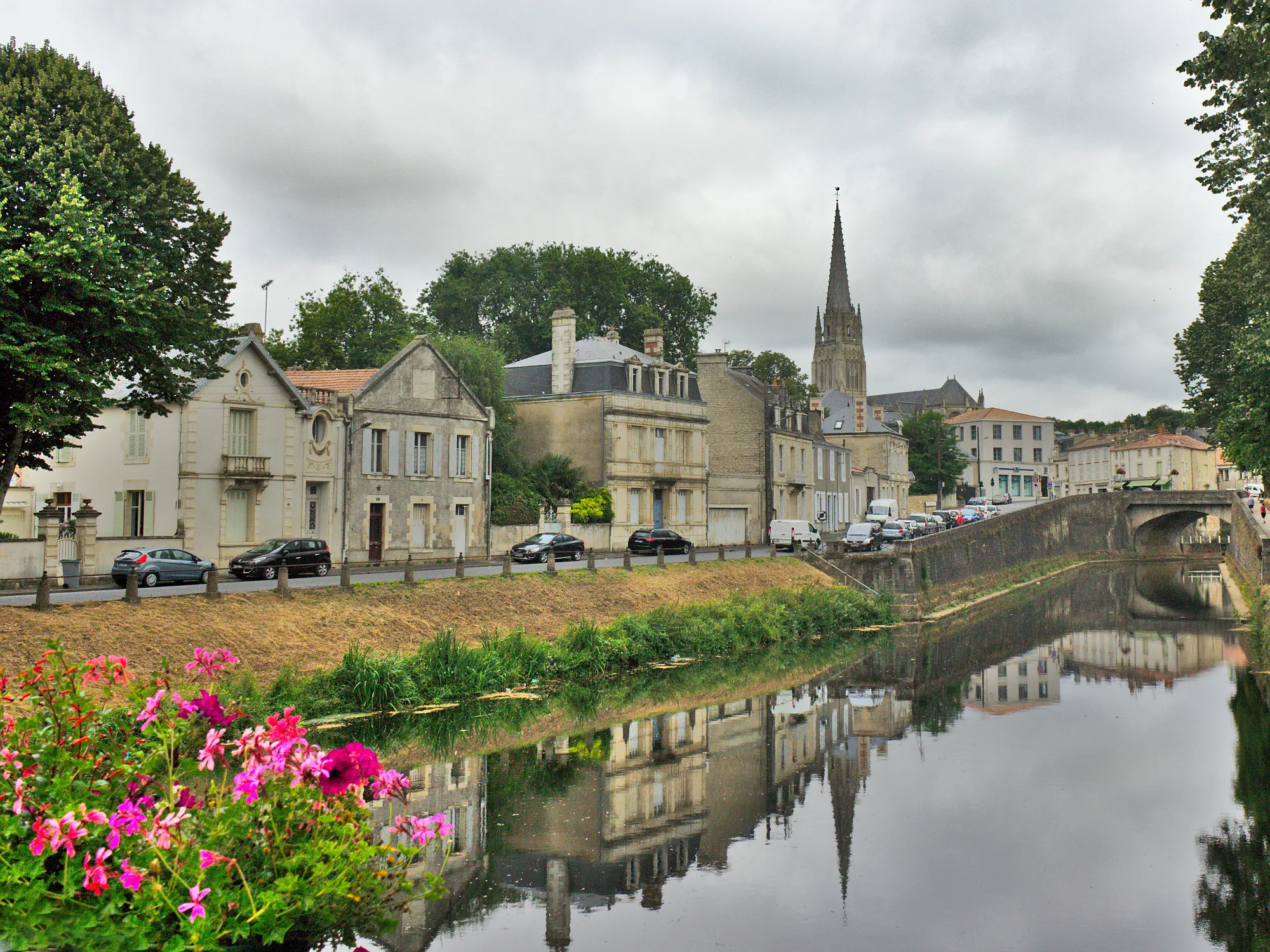 Photo showing: Le centre ville de Fontenay-Le-Comte et la rivière Vendée qui coule sous le Pont-Neuf