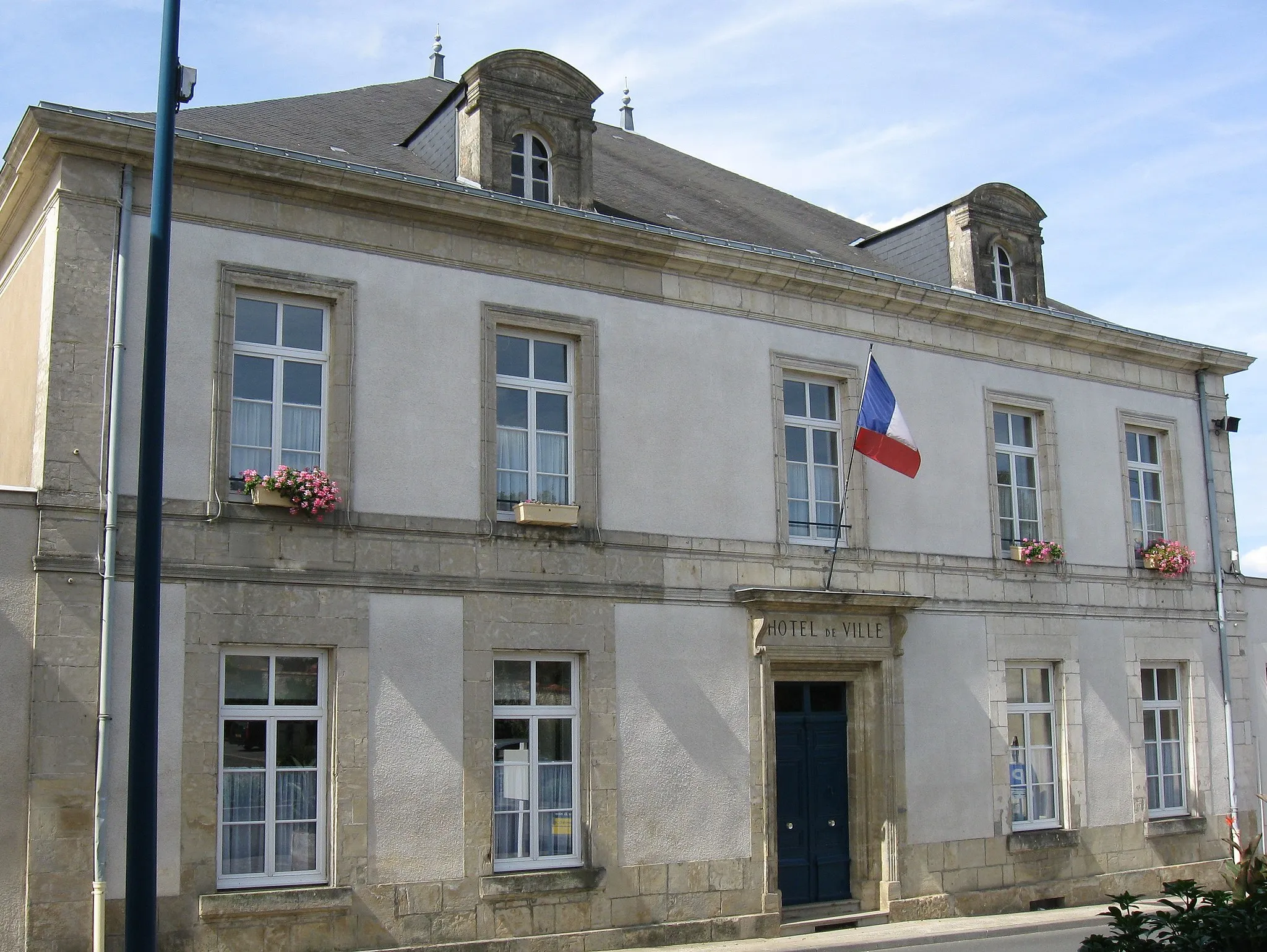 Photo showing: Mairie de La Châtaigneraie. (Vendée, région Pays de la Loire).