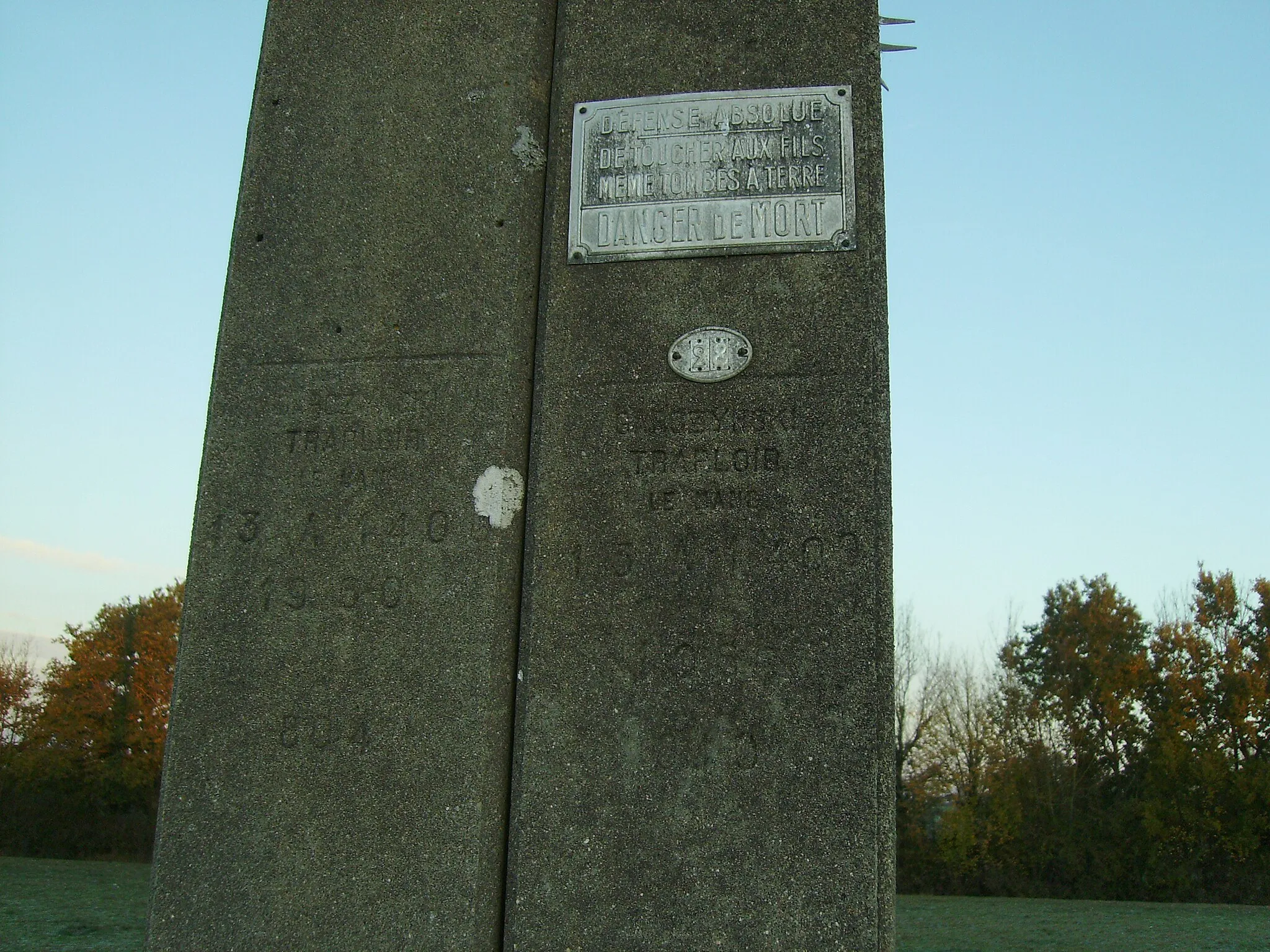 Photo showing: Photographie prise à la Meilleraie-Tillay, près des Carrières, montrant les inscriptions sur un support HTA, et comprenant signature, année fabrication et caractéristiques mécaniques.