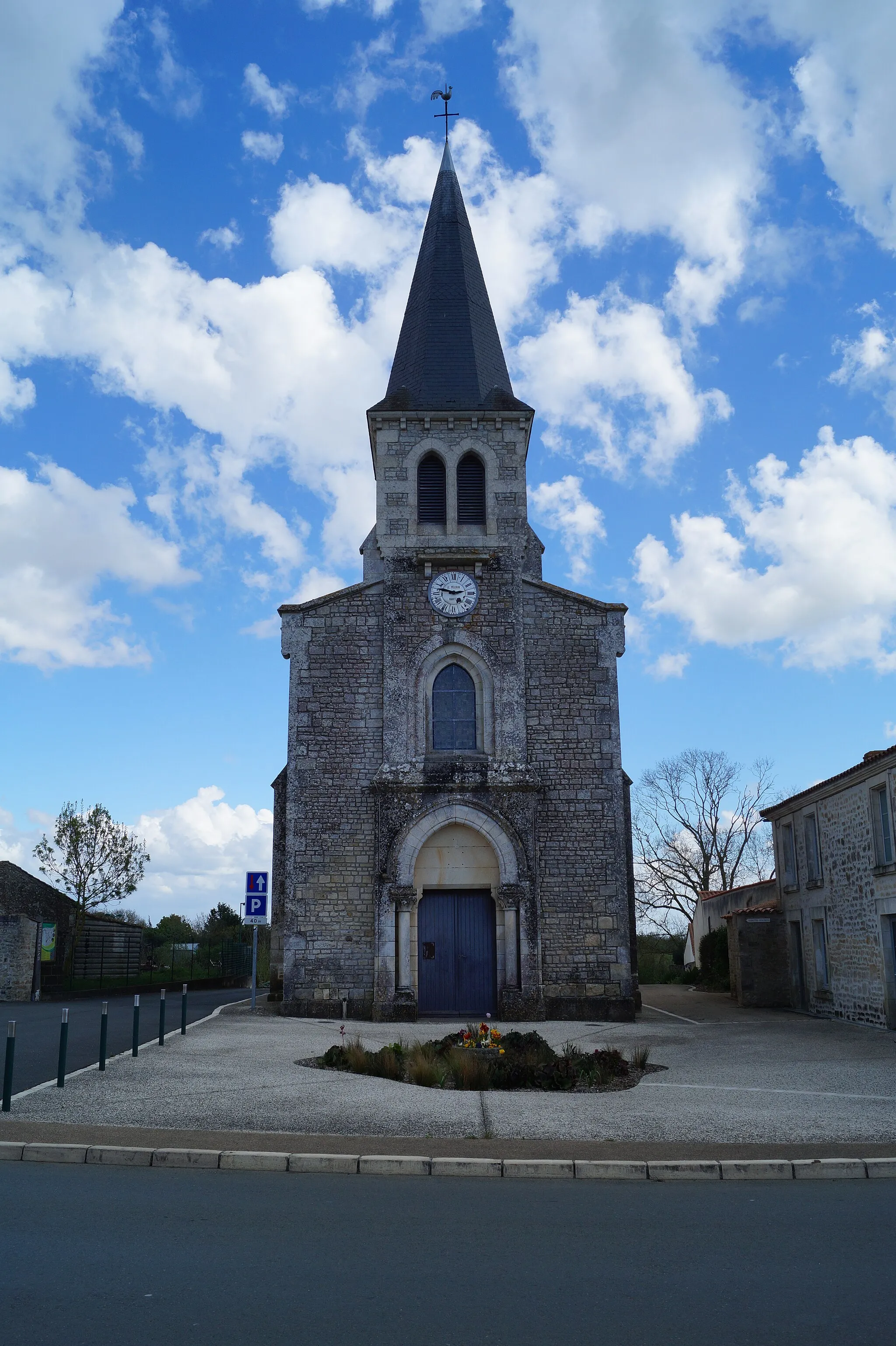 Photo showing: L’église Saint-Pierre de Lairoux depuis la rue Océane.