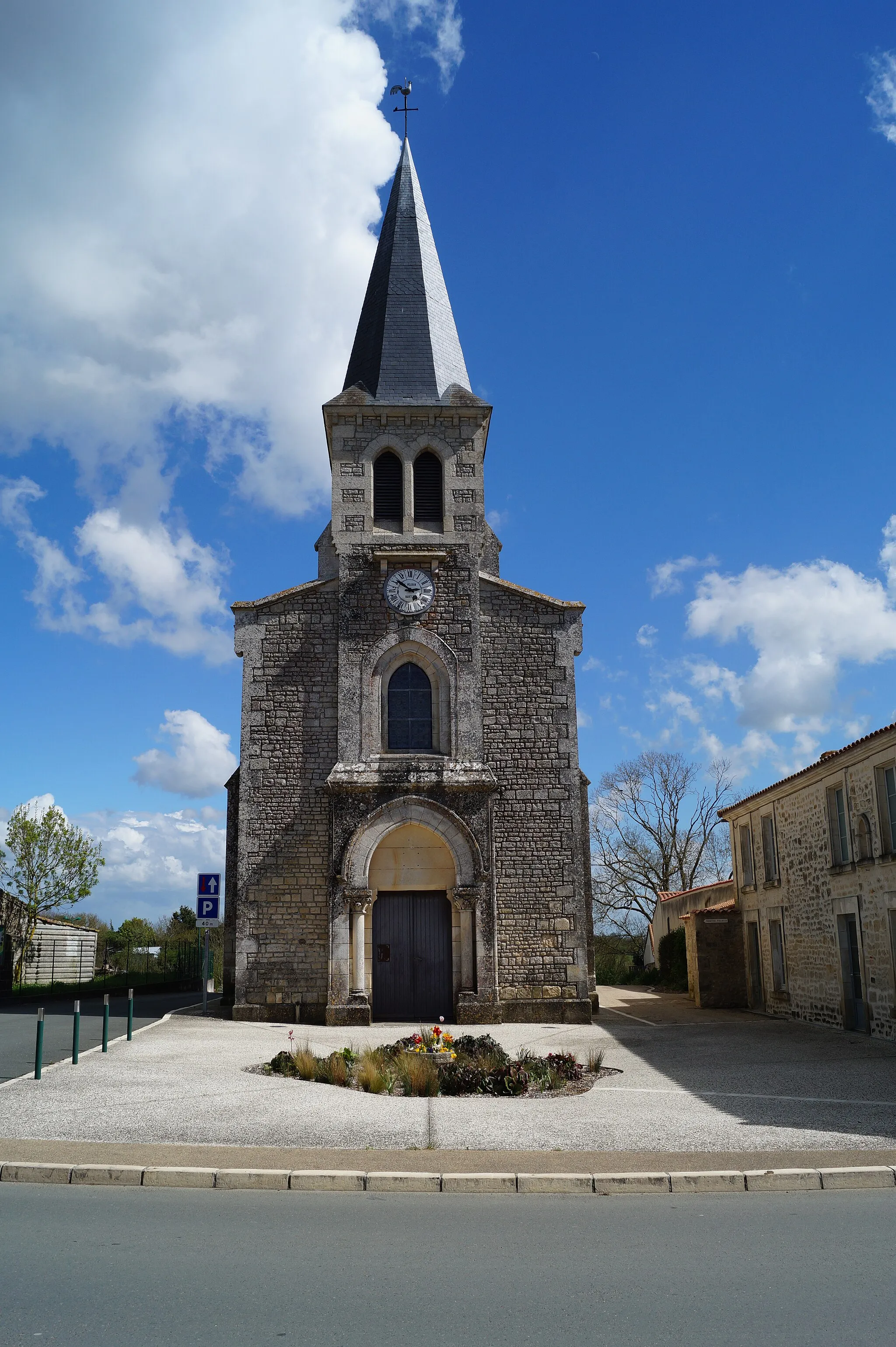 Photo showing: L’église Saint-Pierre de Lairoux depuis la rue Océane.