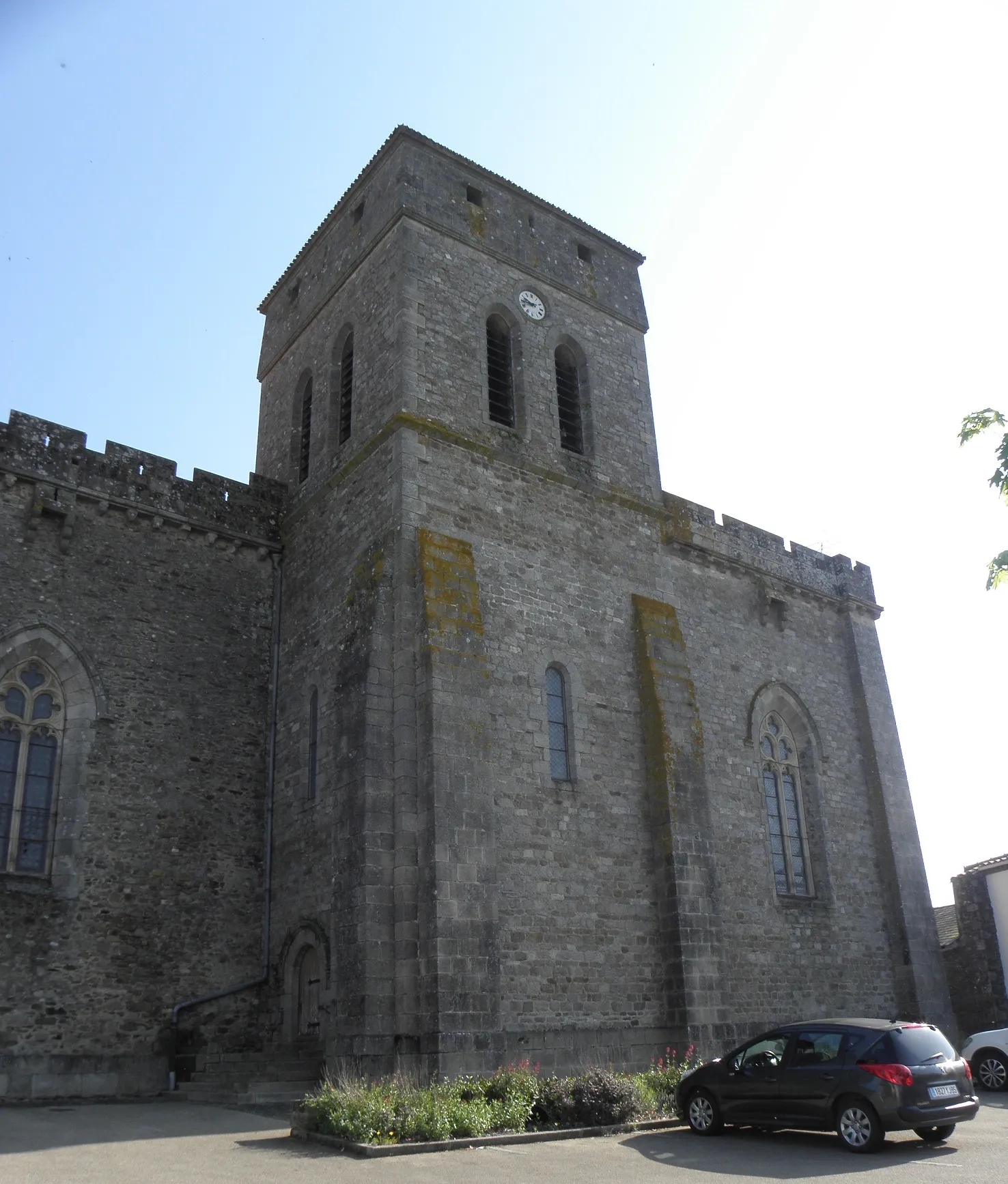 Photo showing: Extérieur de l'église Saint-Pierre du Boupère (85). Tour-clocher.