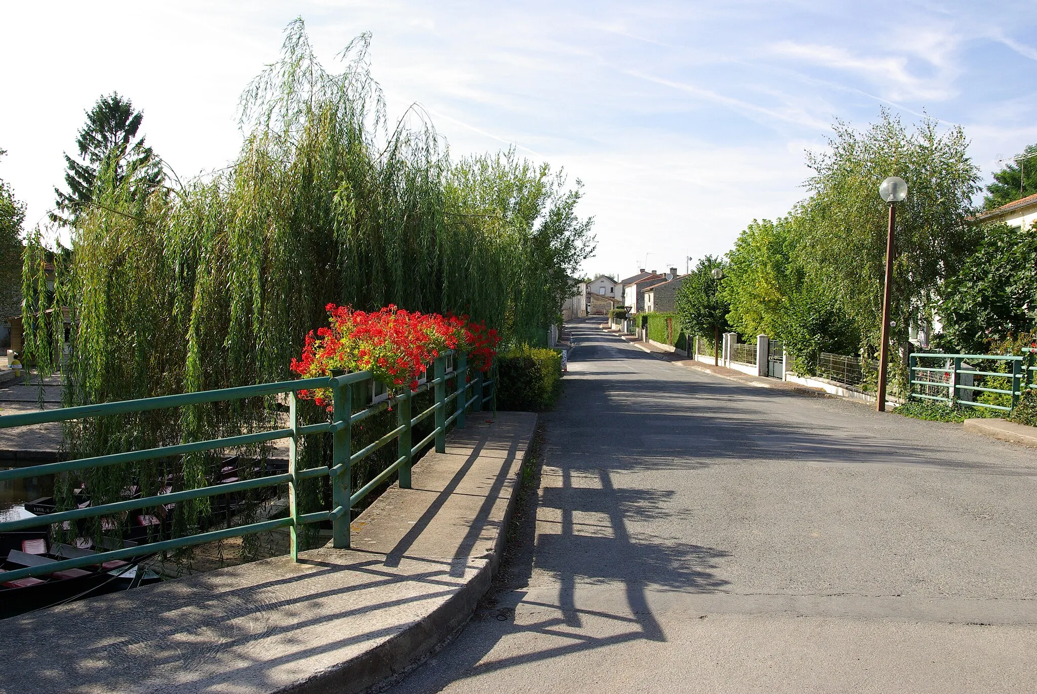 Photo showing: In the area of the Marais Poitevin (canal and flatboats visible left down under the bridge), the village of Le Mazeau in Vendée, France.