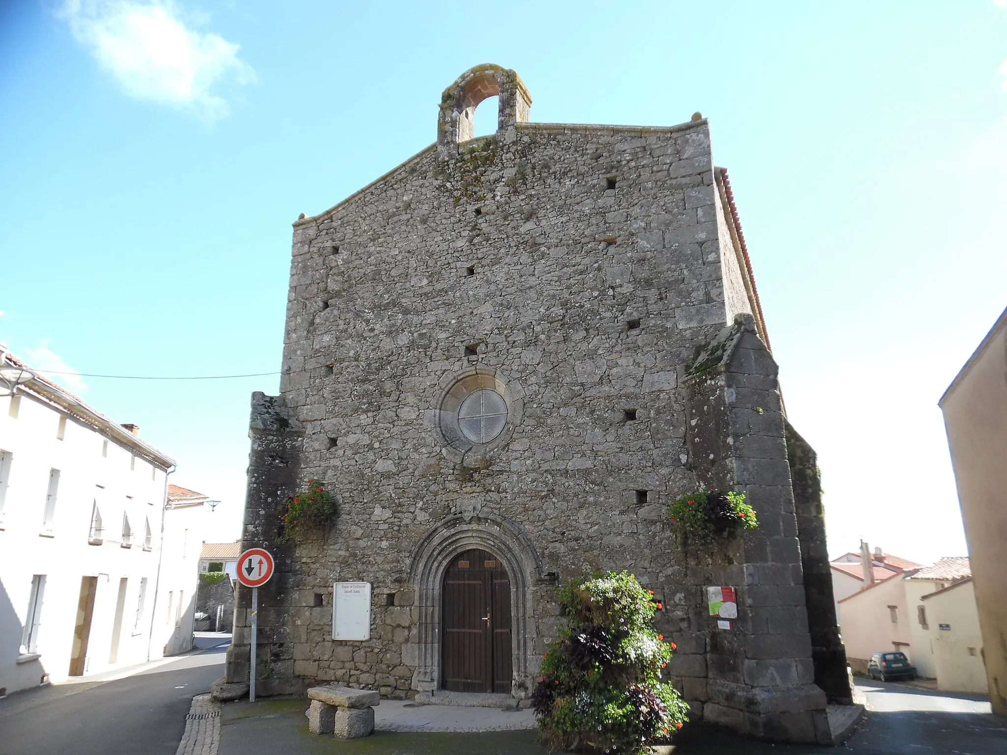 Photo showing: This building is indexed in the base Mérimée, a database of architectural heritage maintained by the French Ministry of Culture, under the reference PA00110088 .