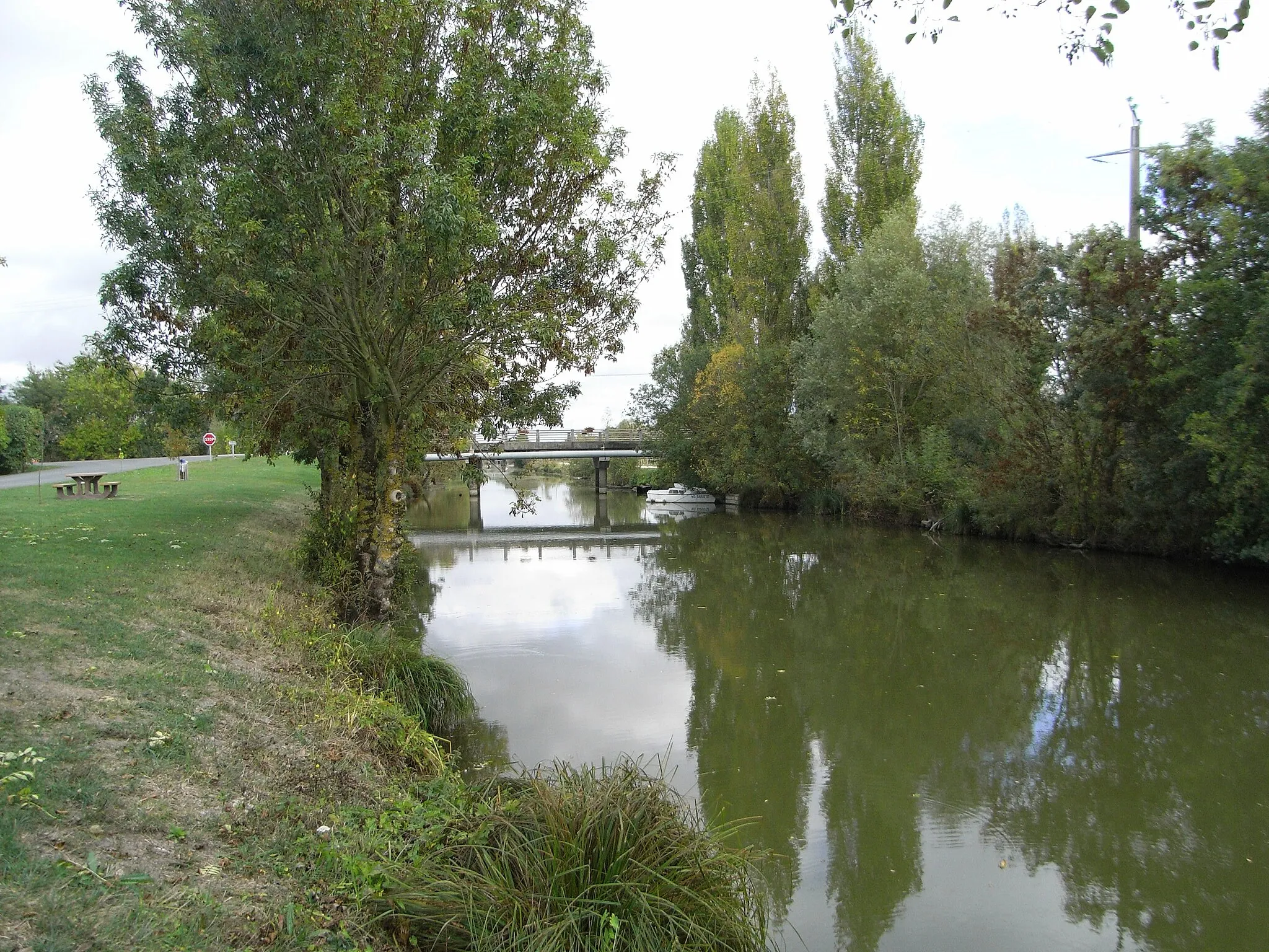 Photo showing: Canal de la jeune Autise à Maillé en Vendée (France).