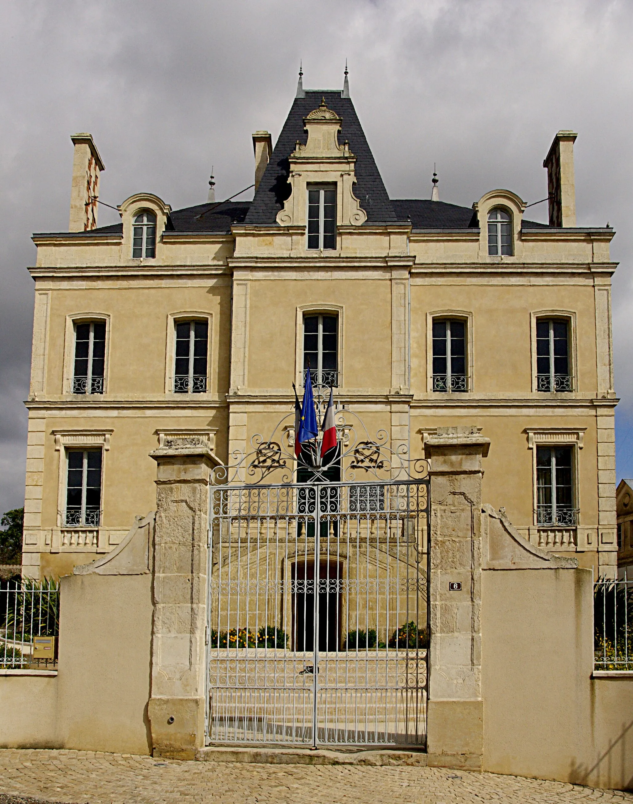 Photo showing: The town hall of Maillezais in Vendée.