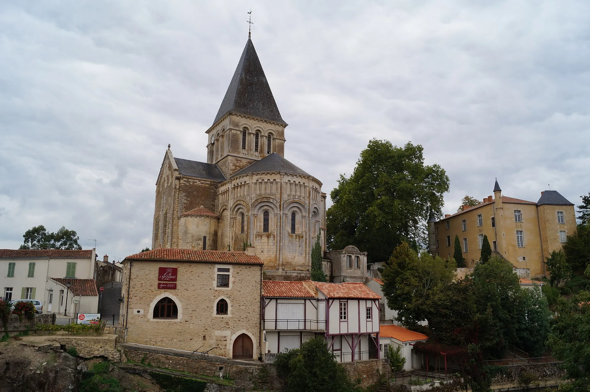 Photo showing: L’église Saint-Sauveur de Mareuil-sur-Lay depuis la rue de la Boulaye.