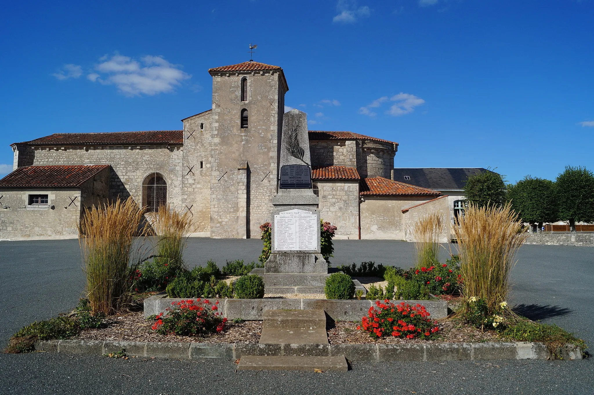 Photo showing: L’église Notre-Dame-de-l’Assomption et le monument aux morts de Montreuil.