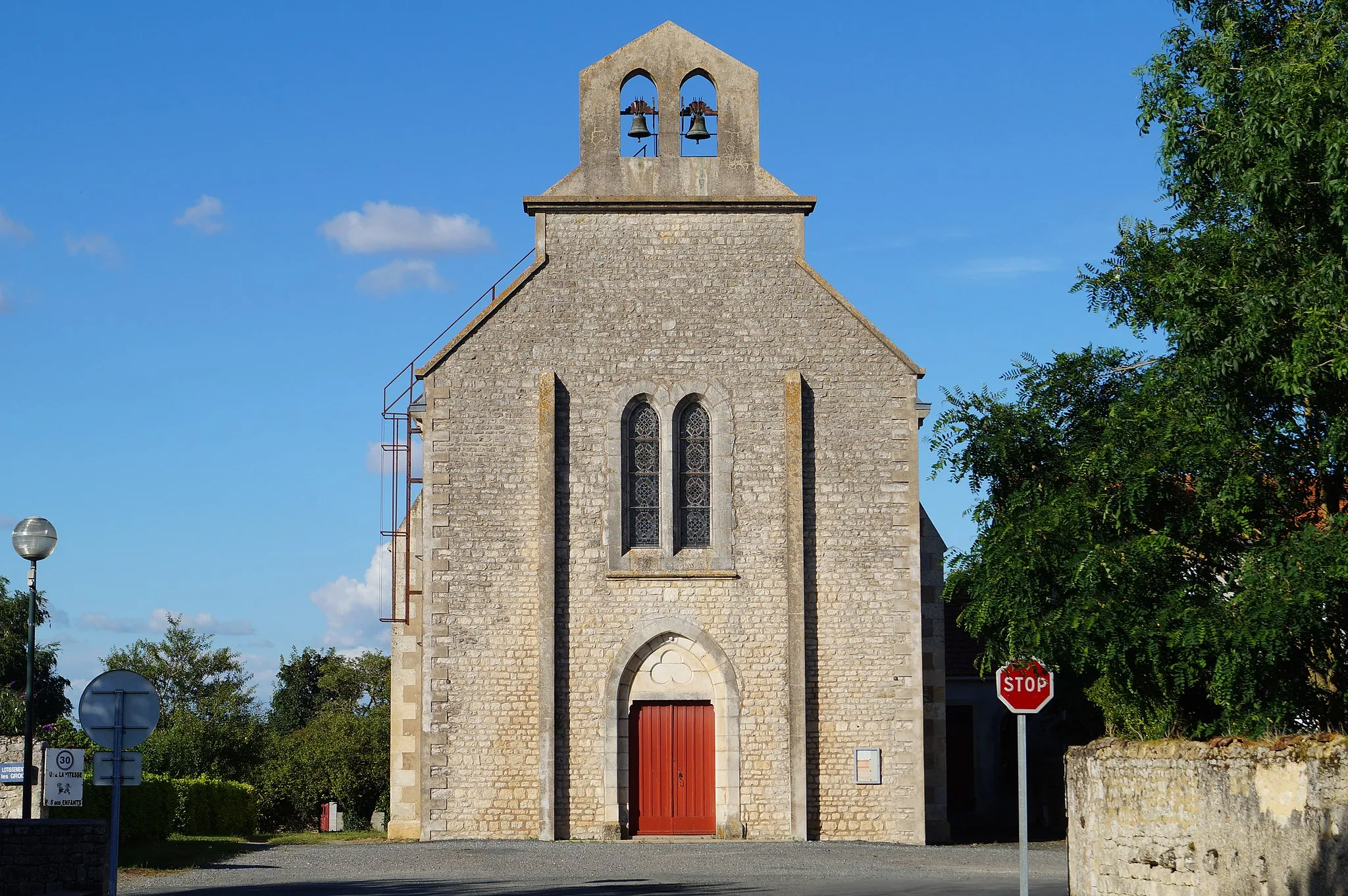 Photo showing: L’église Saint-Joseph de Moreilles depuis la rue du Foyer.