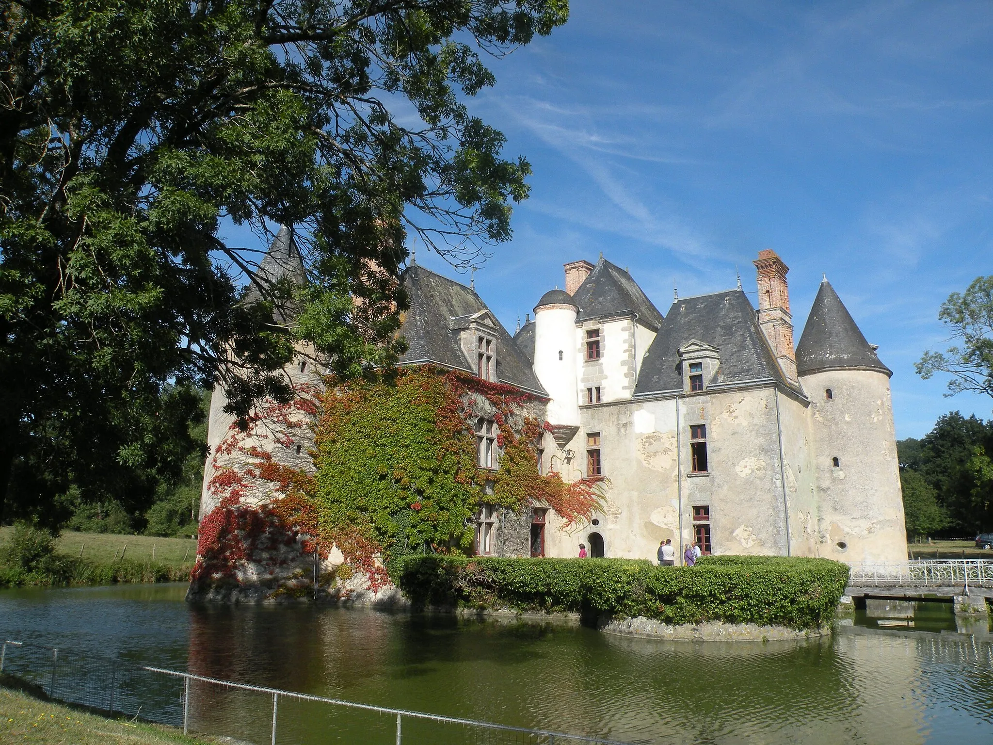 Photo showing: This building is indexed in the base Mérimée, a database of architectural heritage maintained by the French Ministry of Culture, under the reference PA00110176 .