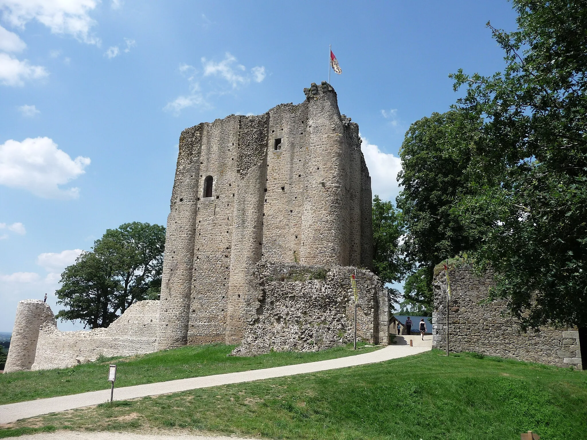 Photo showing: Château de Pouzauge. Les ruines du Château médiéval dominent le centre-ville.