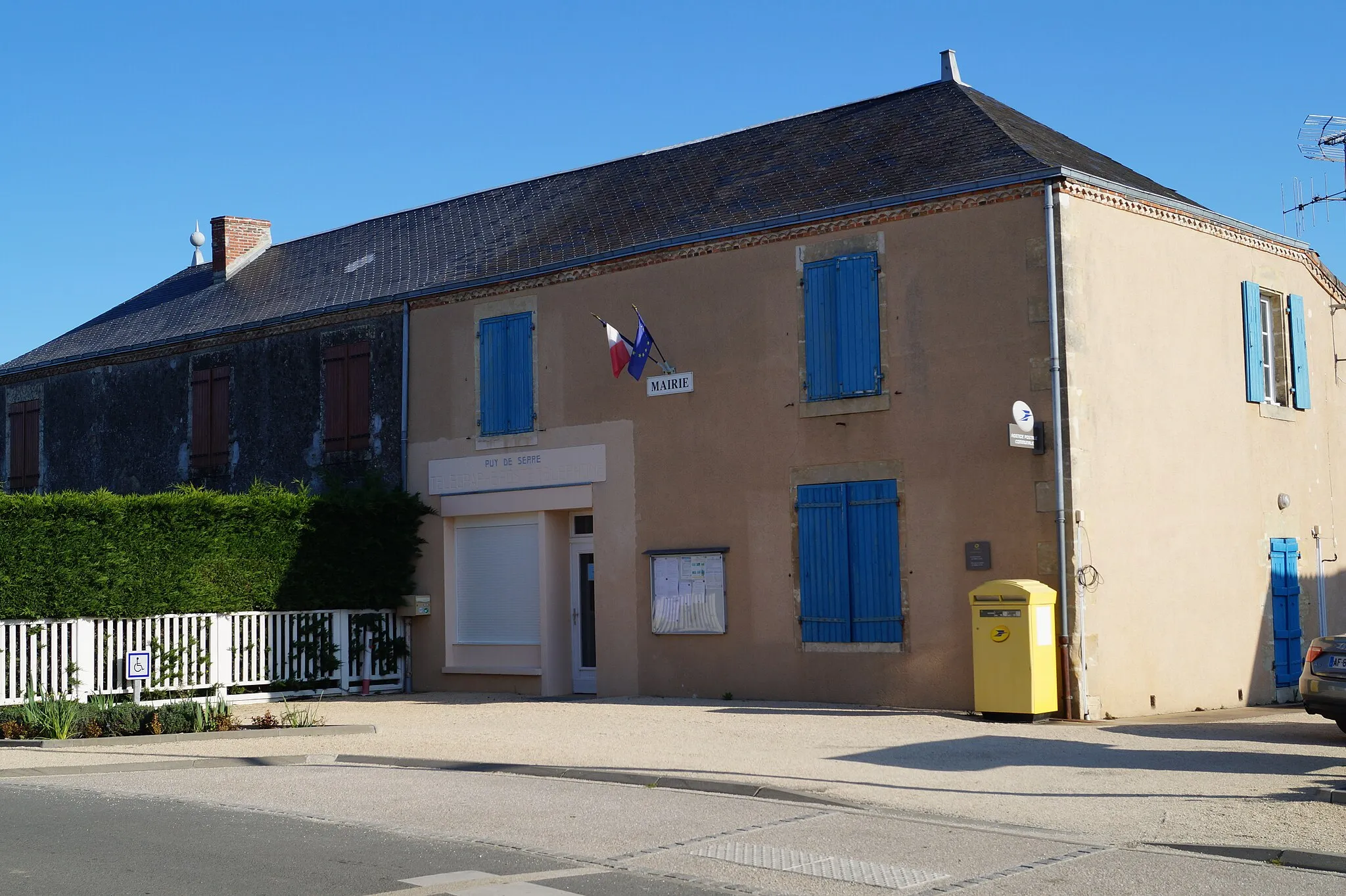 Photo showing: La mairie de Puy-de-Serre depuis la rue du Bois-du-Roc.