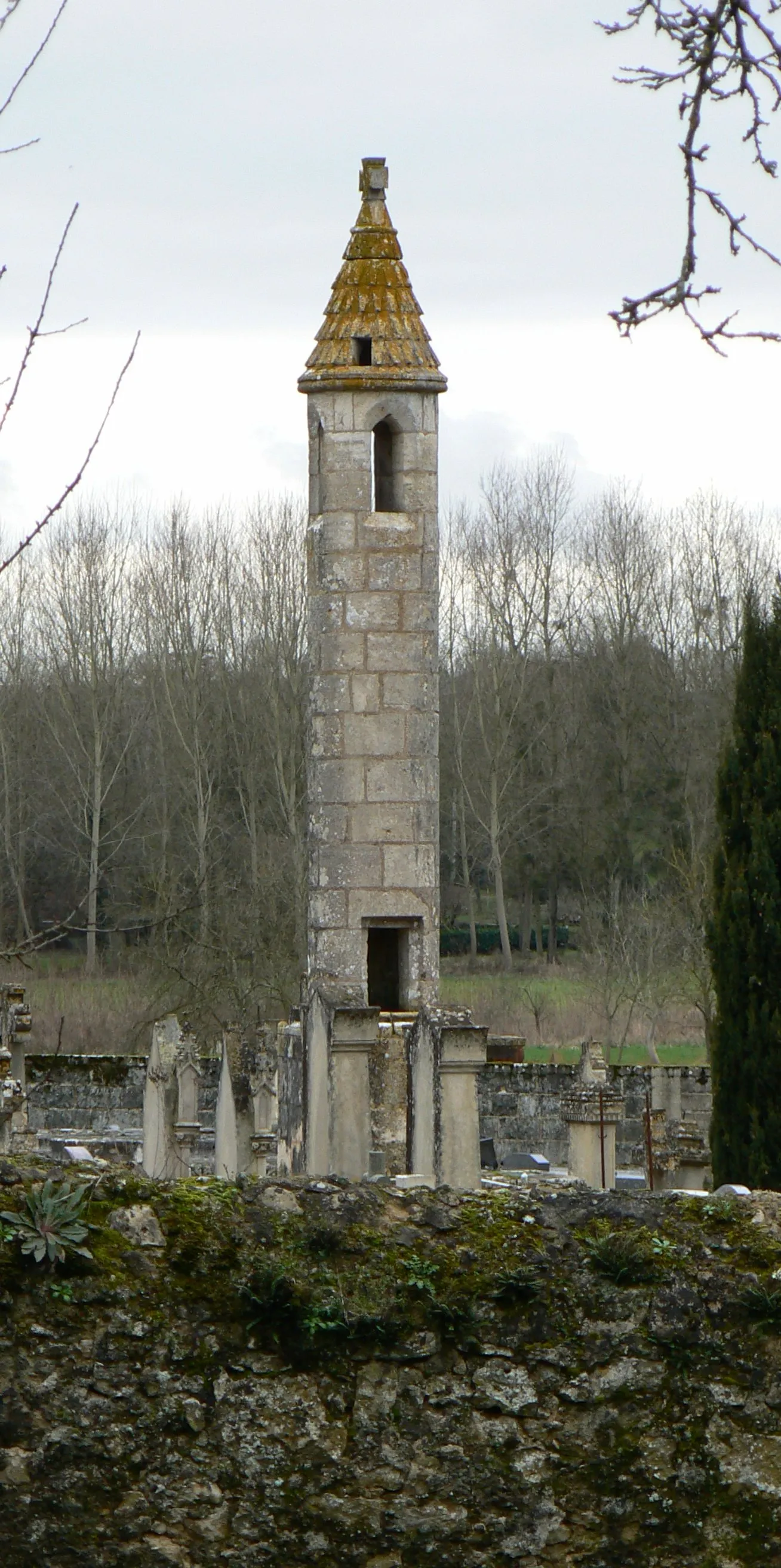 Photo showing: Lanterne des morts, XIII siècle.