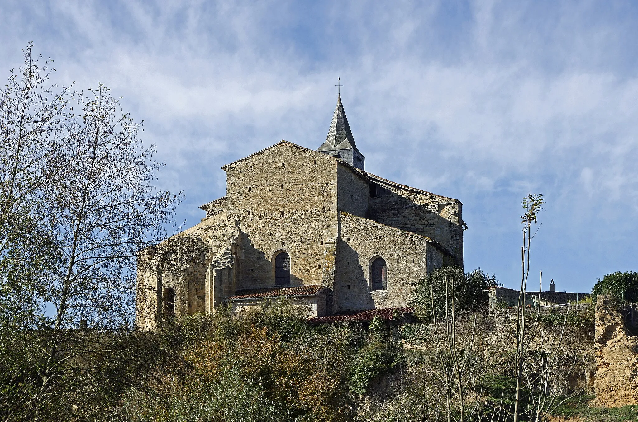 Photo showing: Château-Larcher (Vienne).
L’église Notre-Dame et Saint-Cyprien (XIe, XIIe, et XIVe siècles).
C'était à l'origine une chapelle du prieuré Notre-Dame fondé en 969 par Ebbon avec sa femme Ode et Achard leur fils. Cette chapelle prieurale fut placée sous le patronage de la Vierge Marie et de Saint Cyprien. La tour d'angle sud-ouest date du XIVe siècle, l'ensemble  faisait partie intégrante de la fortification.
Au XVIIe siècle, l'abside centrale et l'abside nord furent détruites par un effondrement du clocher. L'abside sud fut endommagée dans sa partie supérieure.

La façade occidentale possède un portail surmonté d'une fenêtre. Les trois voussures du portail sont ornées et tombent sur trois paires de colonnes surmontées de chapiteaux.