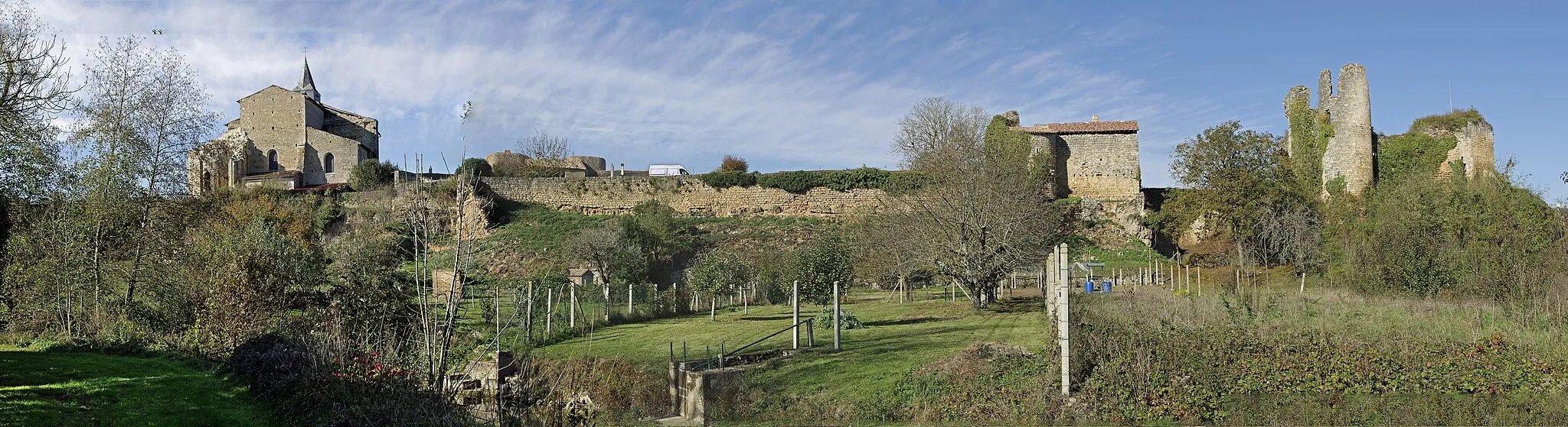 Photo showing: Château-Larcher (Vienne)
La cité castrale (face sud-est) (XIe - XIIIe).
Situé sur un promontoire rocheux qui dominait la Clouère, le site fortifié, de 300 mètres de long, incluait l'église (à gauche) et le donjon (à droite), dont il ne reste que la base et l'emplacement de l'escalier à vis qui desservait les étages supérieurs.
Le site était ceint de douves en eau aujourd'hui comblées. Le chemin de ronde faisait le tour des remparts.
L'église a été construite au début du XIe siècle. La famille de Morthemer est propriétaire d'un premier château aux XIe et XIIe siècles. La puissante famille des Lusignan fera reconstruire le château, dont on voit les ruines, au XIIIe siècle.

Voir le site de la commune :

chateau-larcher86.fr/historique-de-la-cite