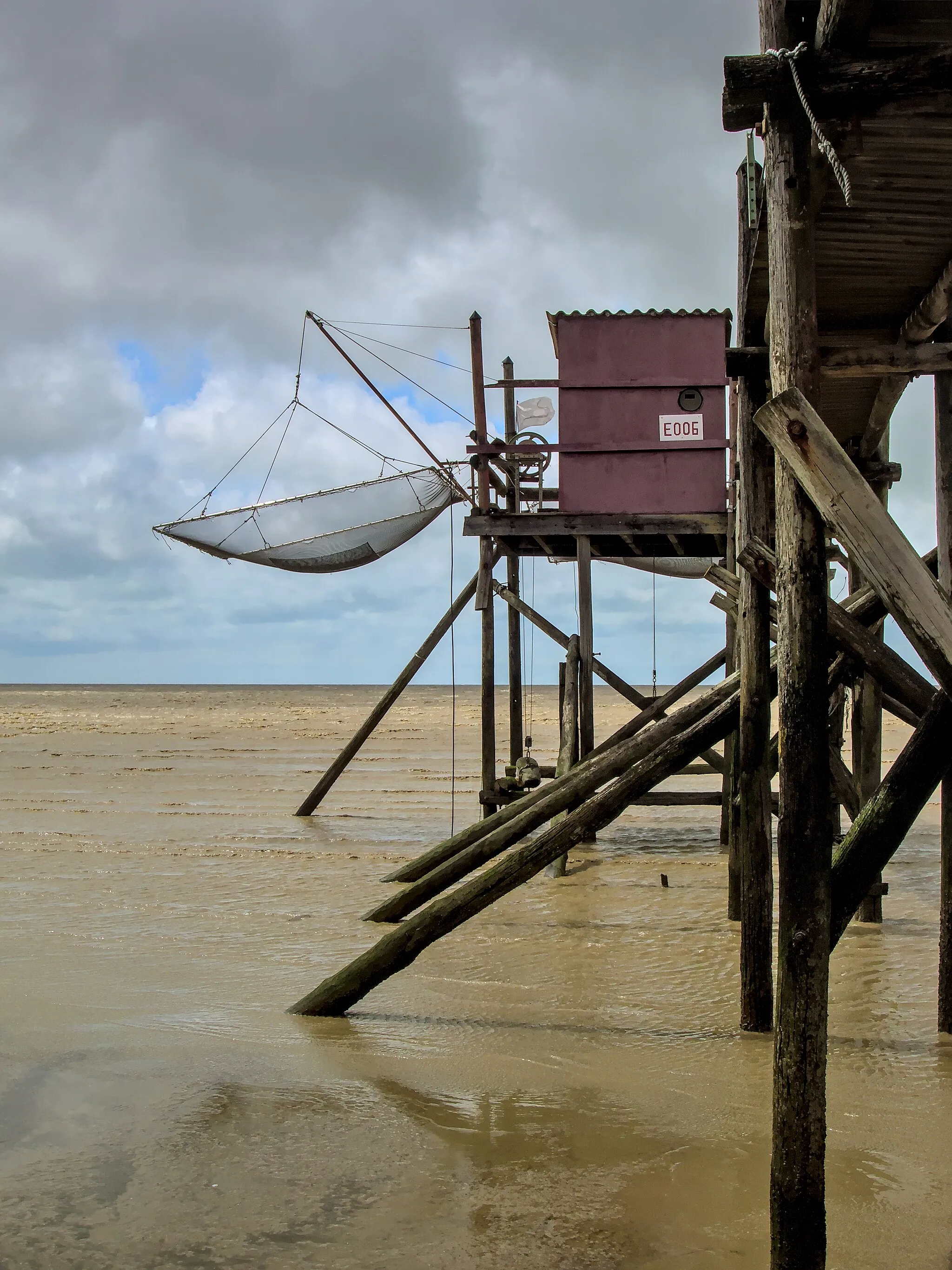 Photo showing: Pêcherie de la pointe Saint Clément à Esnandes  Charente-Maritime, permettant la pratique de la pêche au carrelet.