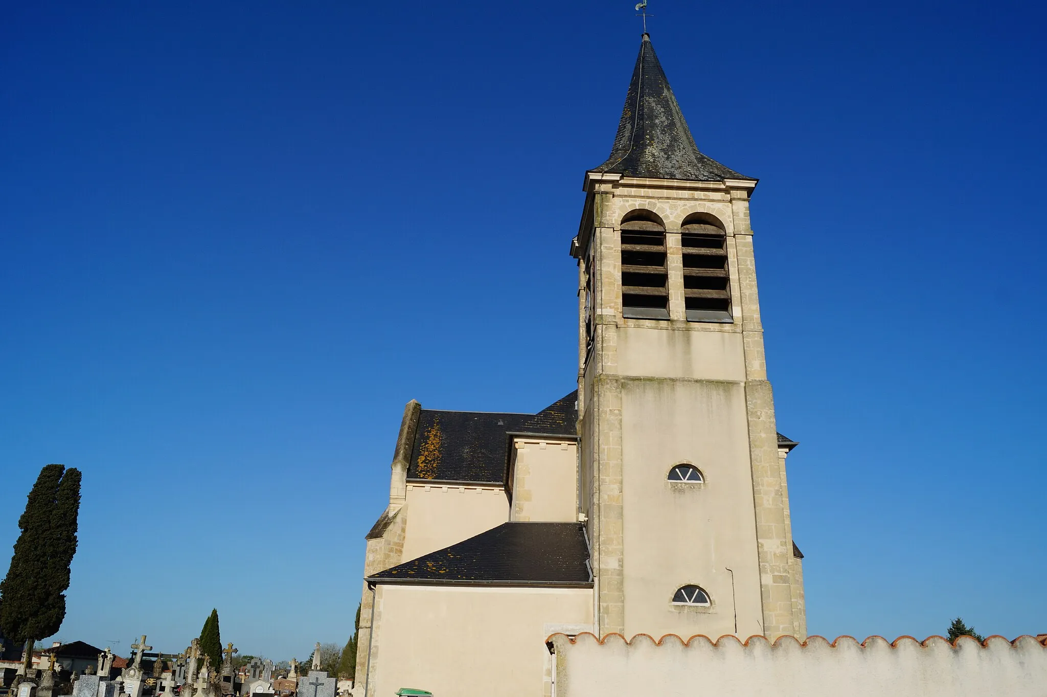 Photo showing: L’église Saint-Maurice de Saint-Maurice-des-Noues depuis l’allée menant au cimetière.