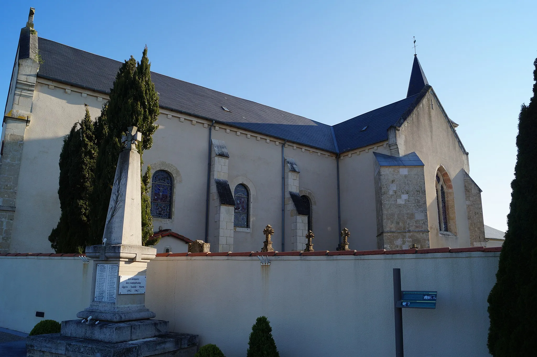 Photo showing: Le monument aux morts et l’église Saint-Maurice de Saint-Maurice-des-Noues depuis la rue de l’Église.