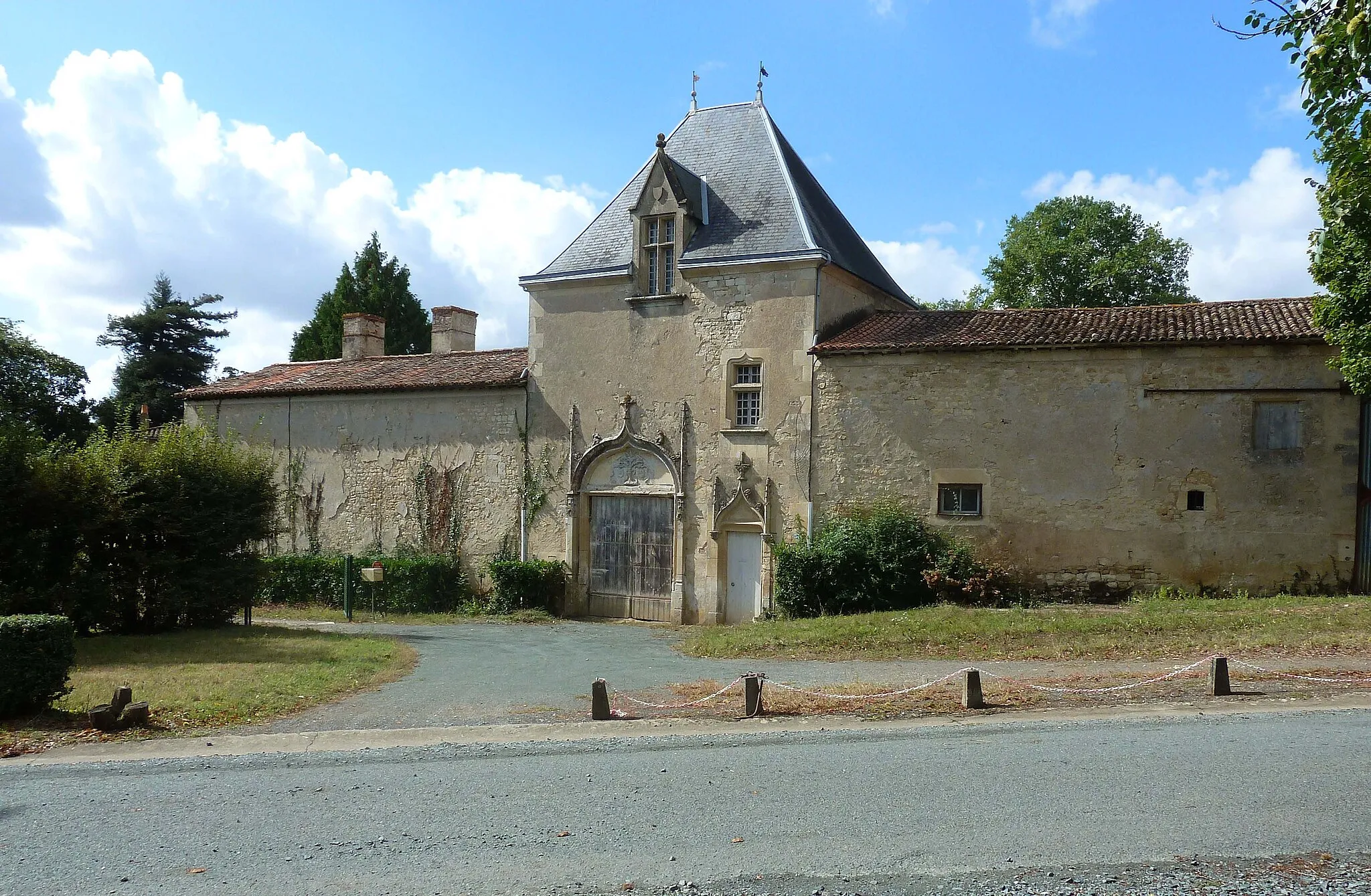 Photo showing: St Michel le Cloucq - Château du bourg - Porche d'entrée