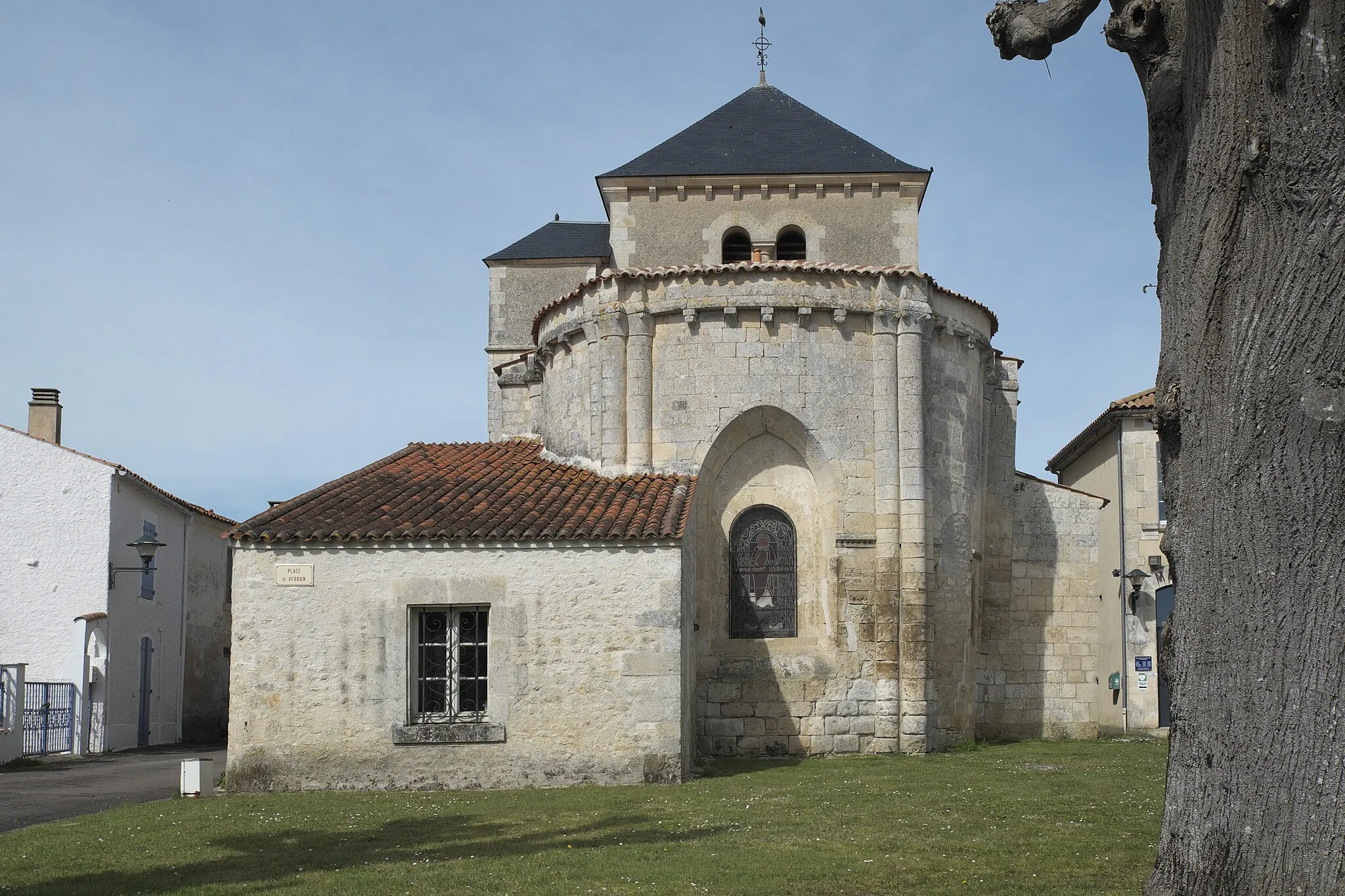 Photo showing: Katholische Kirche Saint-Jean-l'Évangeliste in Velluire im Département Vendée (Pays de la Loire/Frankreich)