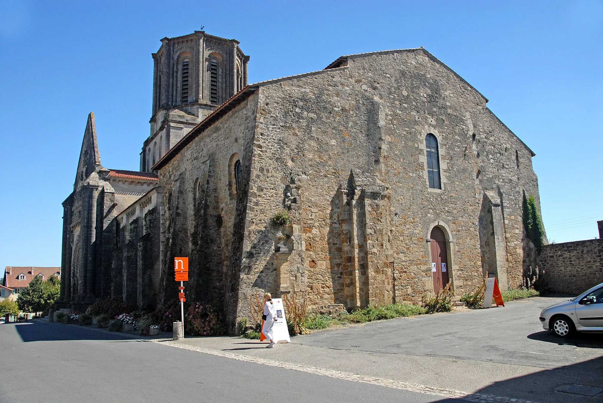 Photo showing: Vouvant. Kirche, von N-W