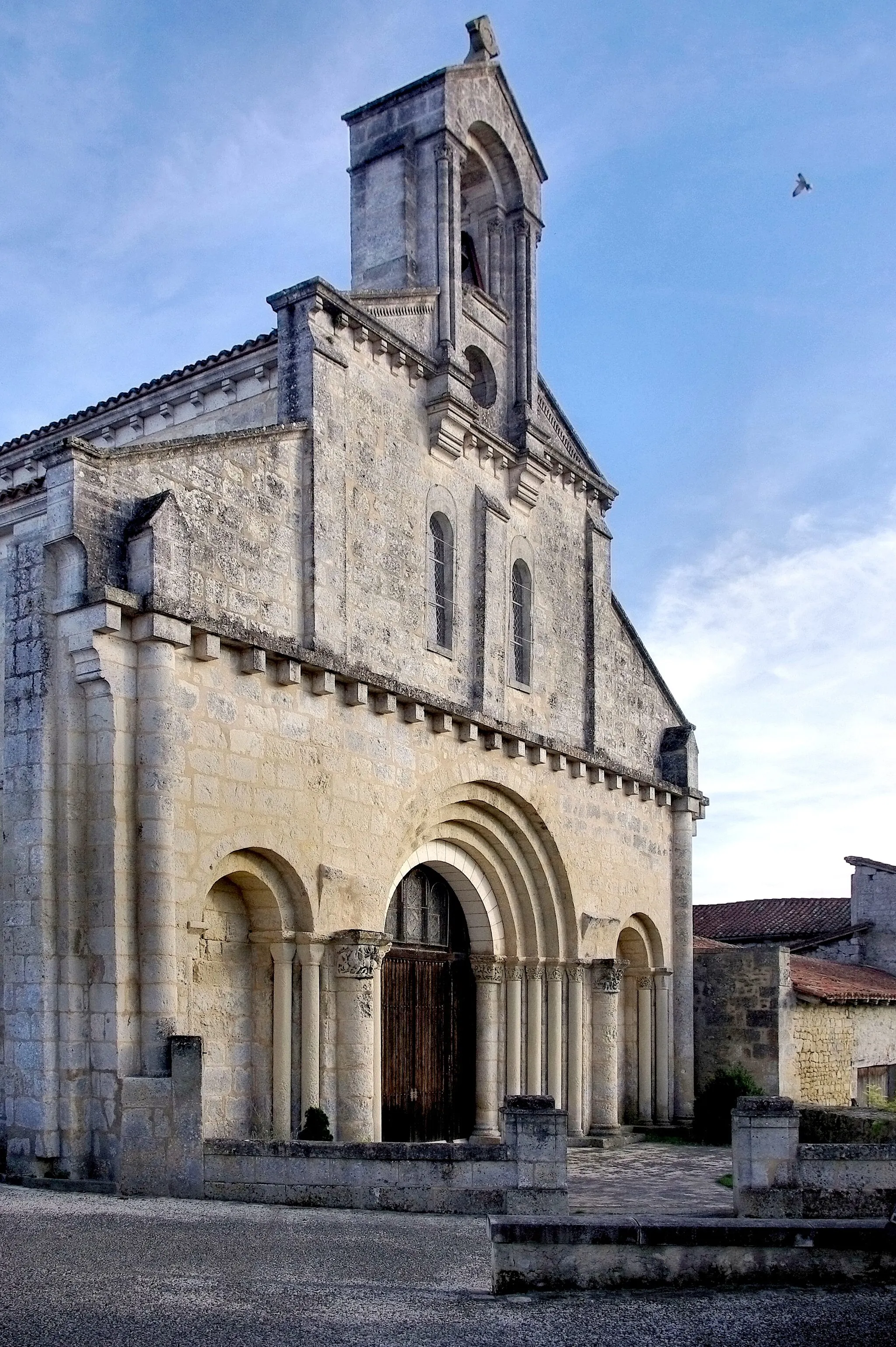 Photo showing: Church of Saint-Jean-Baptiste, facade. Ronsenac, Charente, France.
