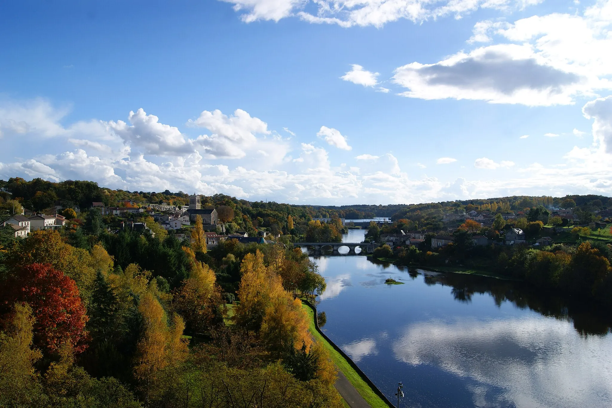 Photo showing: Vue sur la Vienne, l'Isle Fort, l'église, pont St Sylvain et le le barrage de la Roche