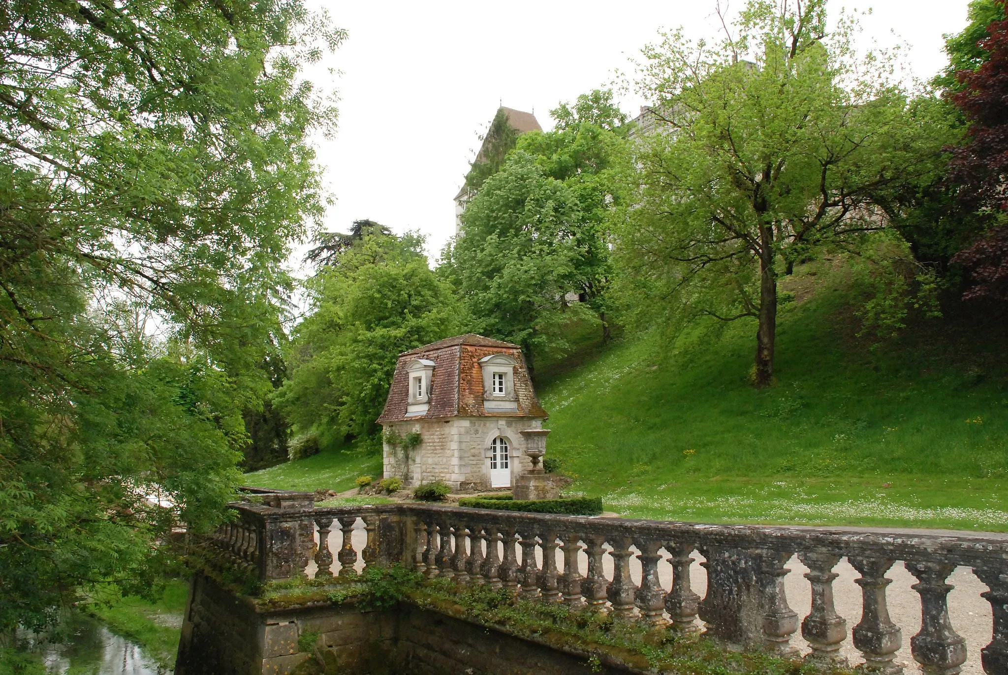 Photo showing: Entrée du château de Bourg-Charente