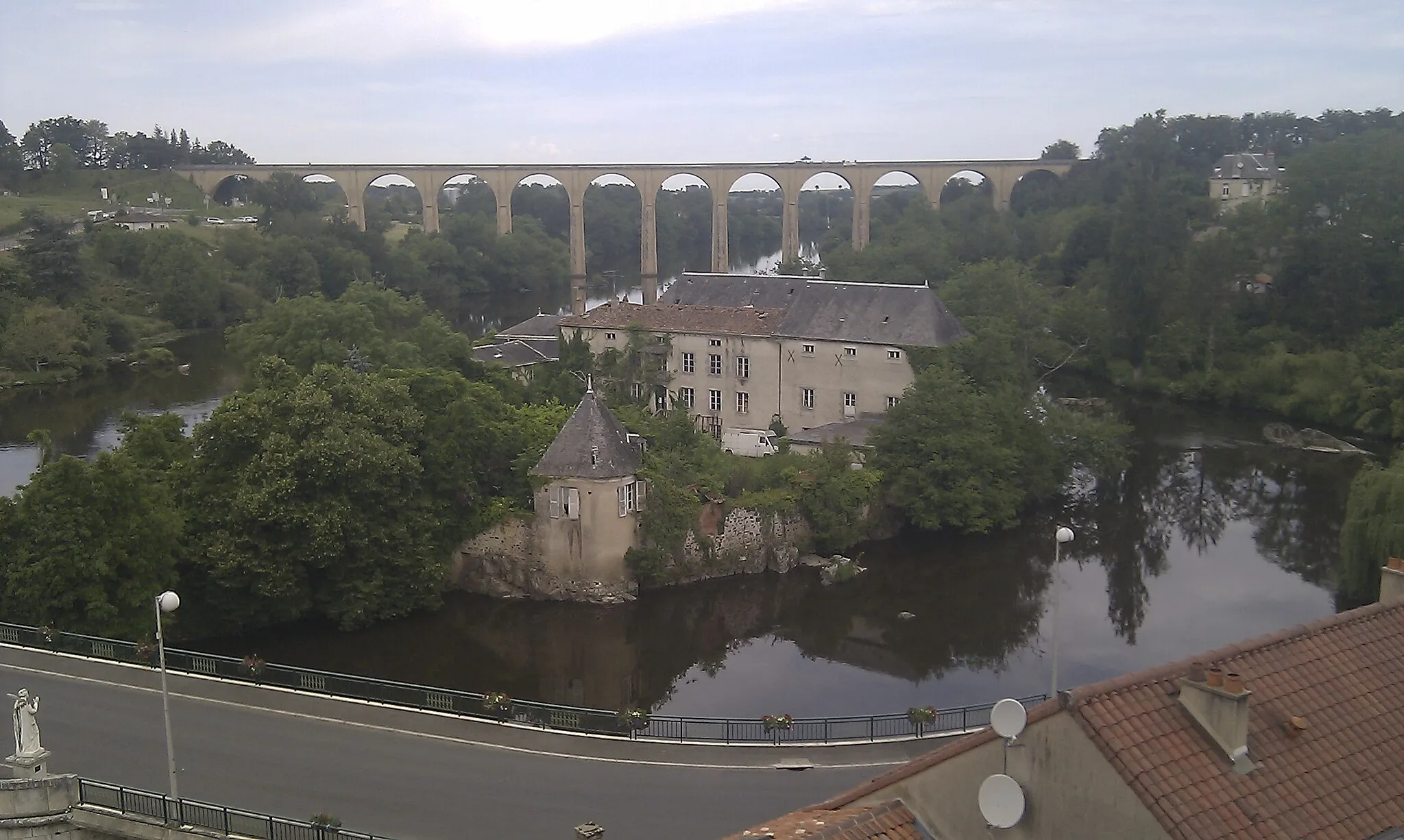 Photo showing: Viaduc de L'Isle-Jourdain en vue générale depuis le parvis de l'église