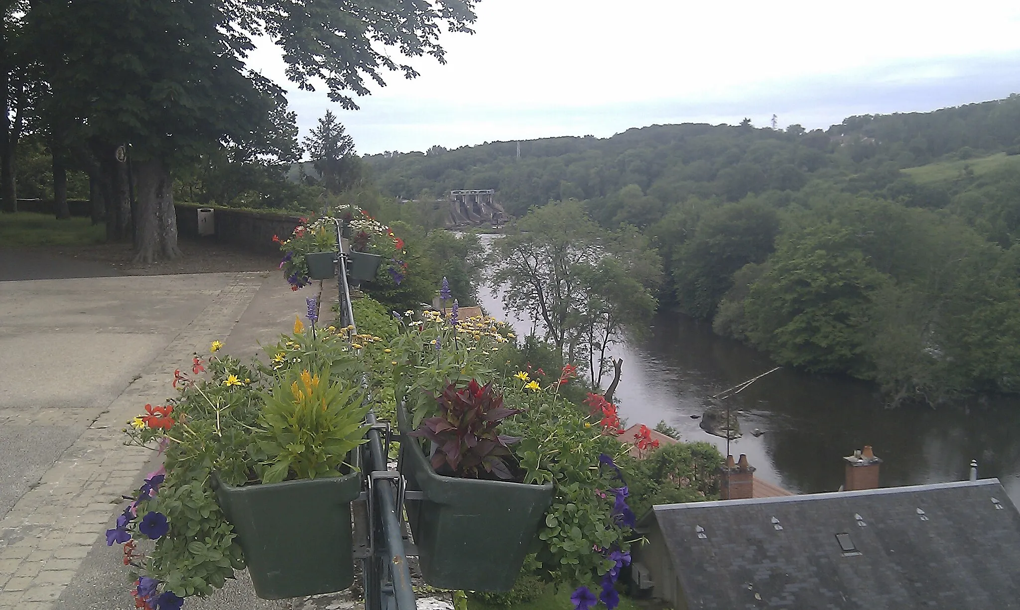 Photo showing: Vue du barrage de La Roche de L'Isle-Jourdain (Vienne, France) depuis le parvis de l'église.