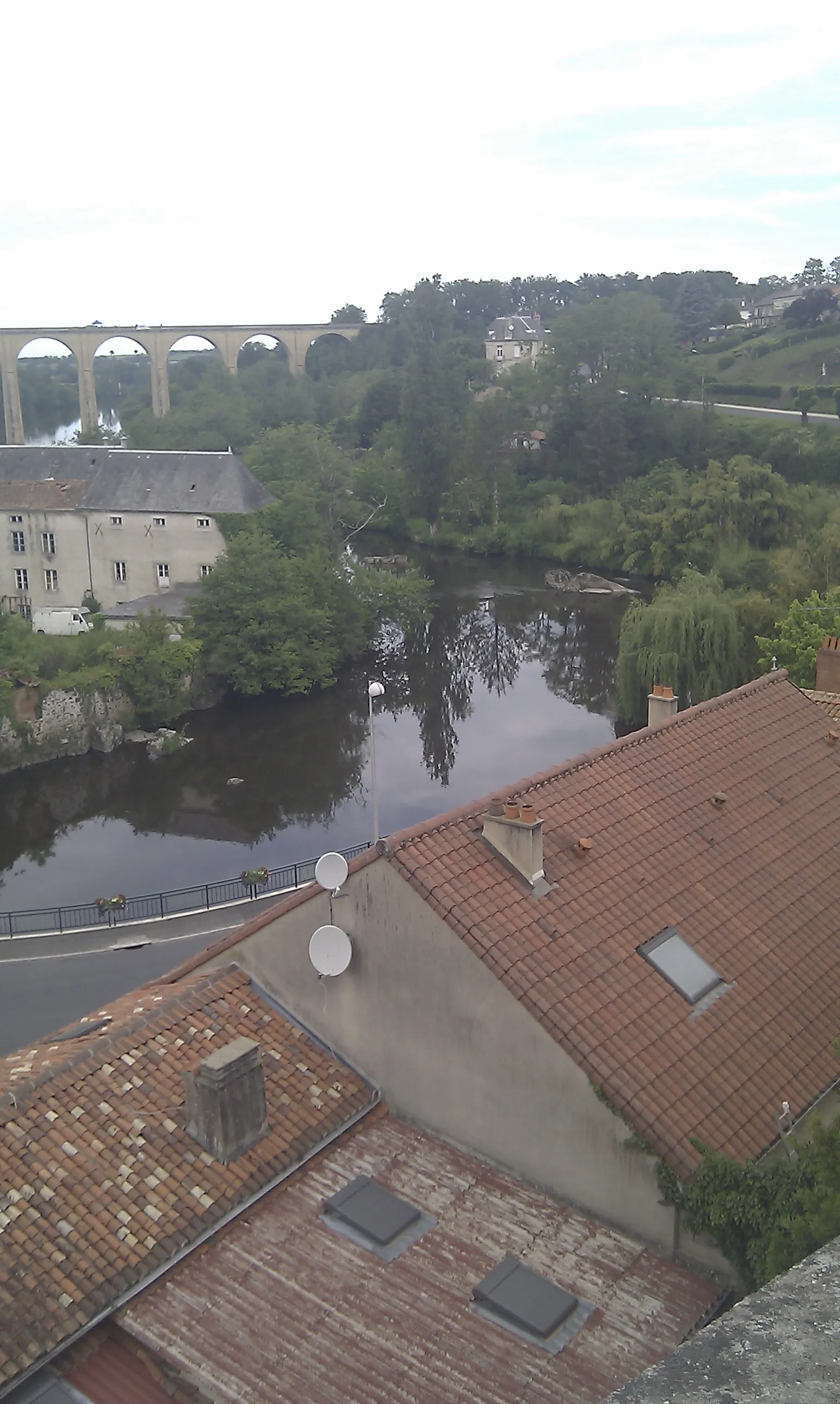 Photo showing: Vue d'un bras de rivière à L'Isle-Jourdain avec le viaduc au fond.