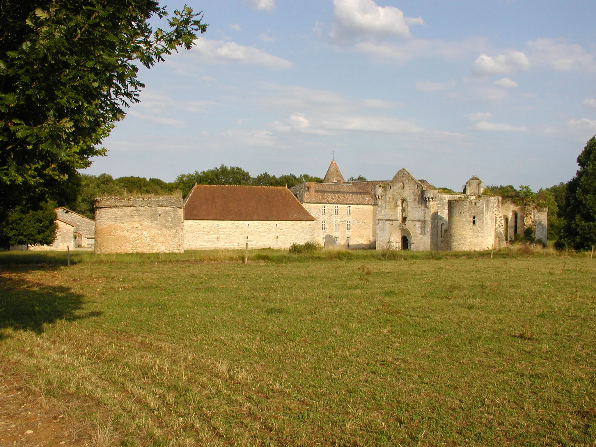 Photo showing: vue générale de l'abbaye Notre-Dame de La Réau, Saint-Martin-L'Ars (86), France