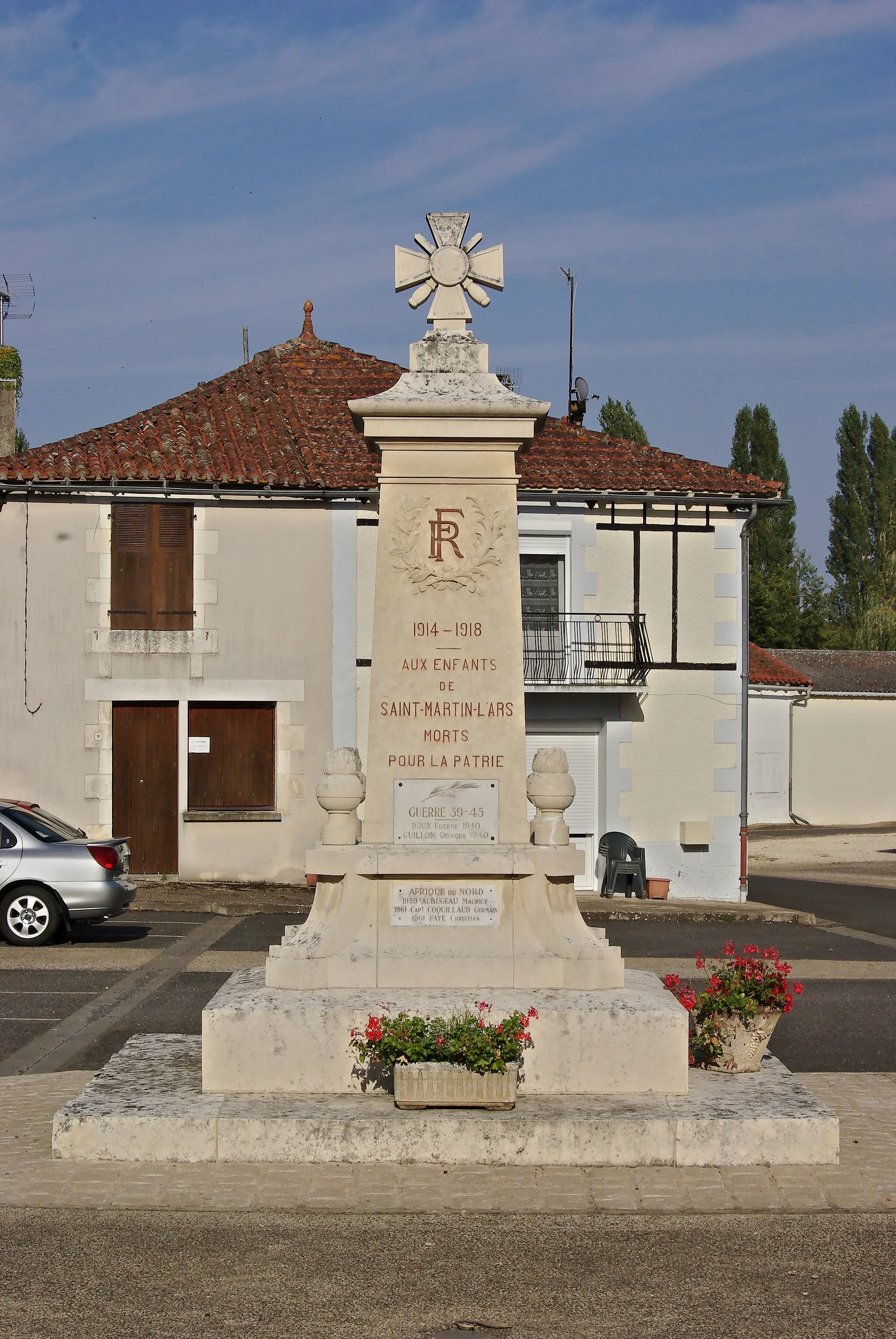 Photo showing: War memorial of Saint-Martin-l'Ars, France.