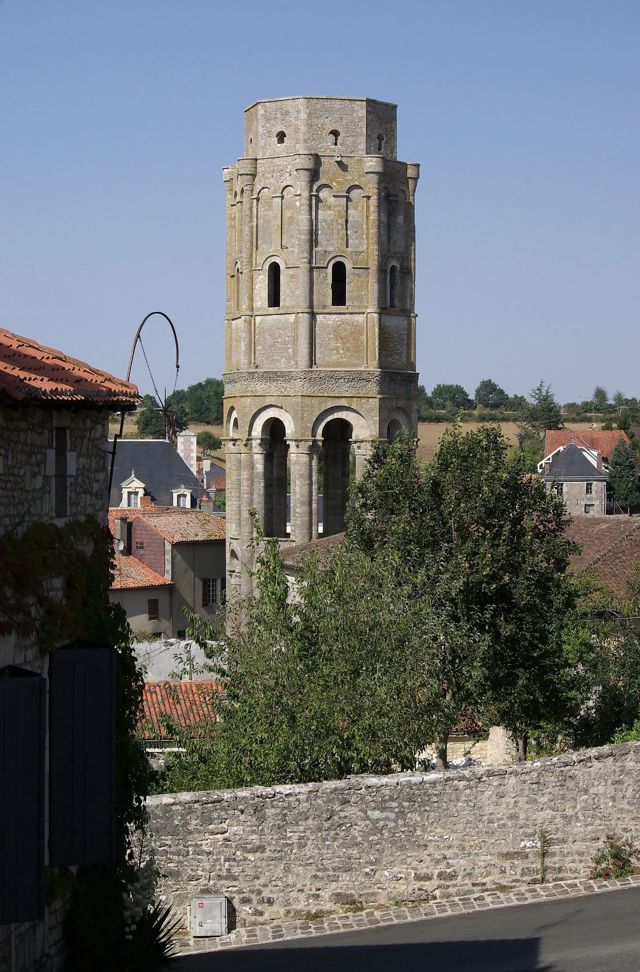 Photo showing: Charlemagne tower (XIth century), seen from rue de l'Église , Charroux, Vienne, France.