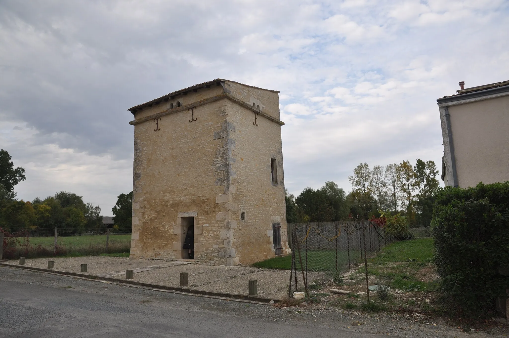 Photo showing: Ce pigeonnier, situé à Saint Georges de Rex (79) a été restauré à l'époque des Grands Travaux de François Mitterrand, sous la direction de Ségolène Royal (vers 1994). En fait il s'agit sans doute d'une fuye, c'est-à-dire d'un pigeonnier pour pigeons fuyants (sauvages).