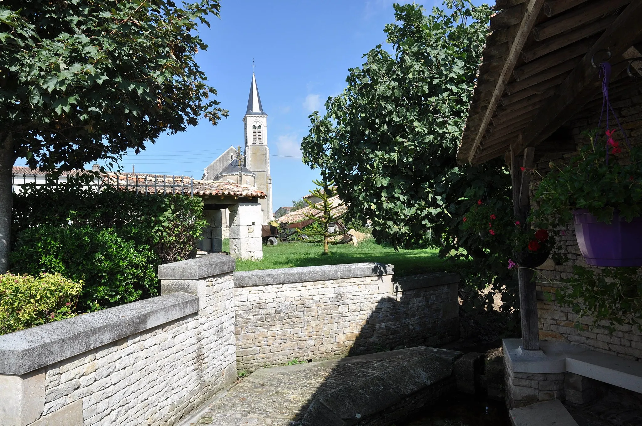 Photo showing: Un lavoir et une église en fond