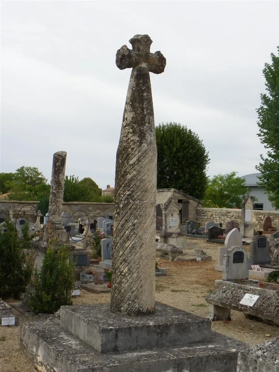 Photo showing: Croix de cimetière