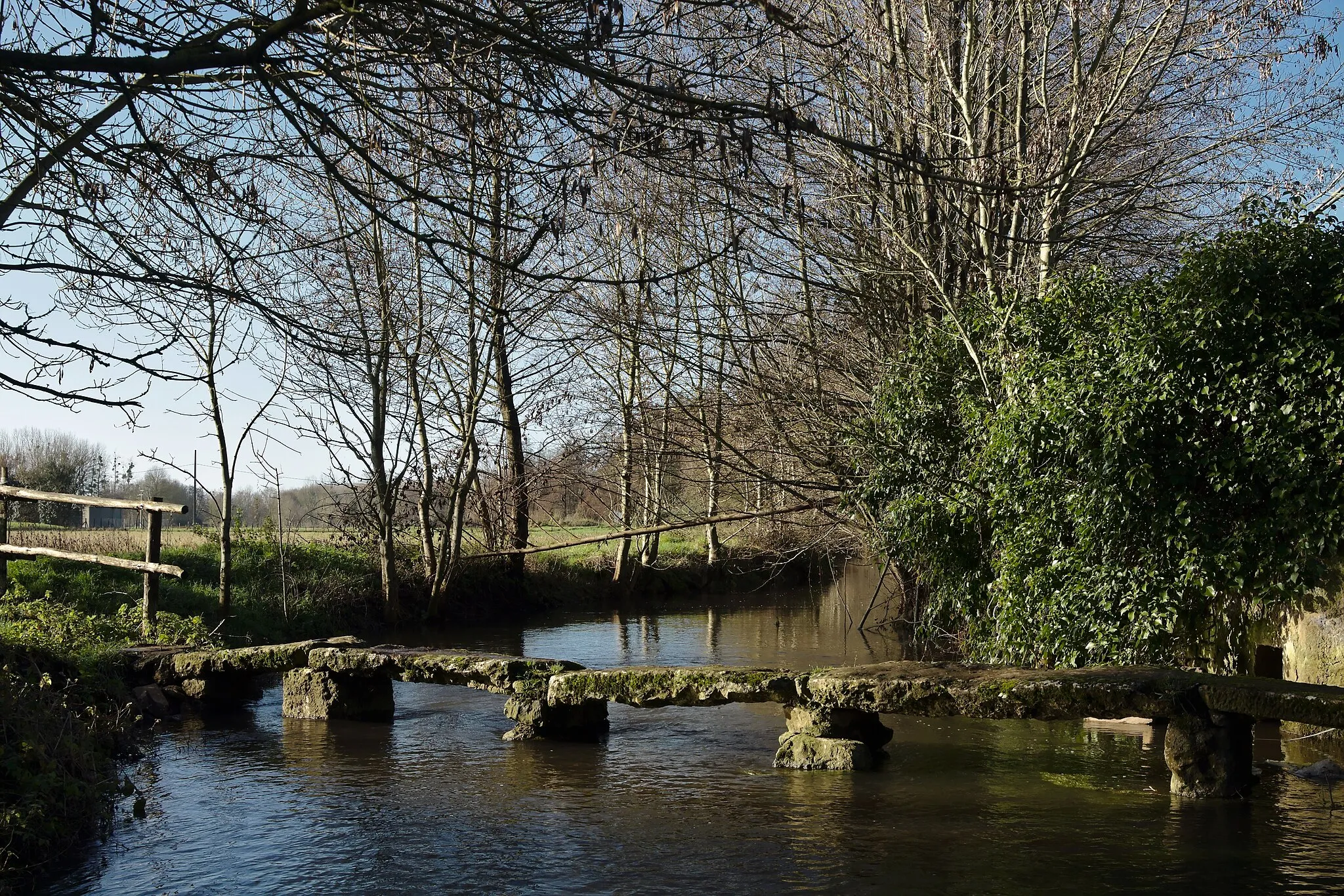 Photo showing: Pont en dalles de pierre sur la rivière "La Belle"