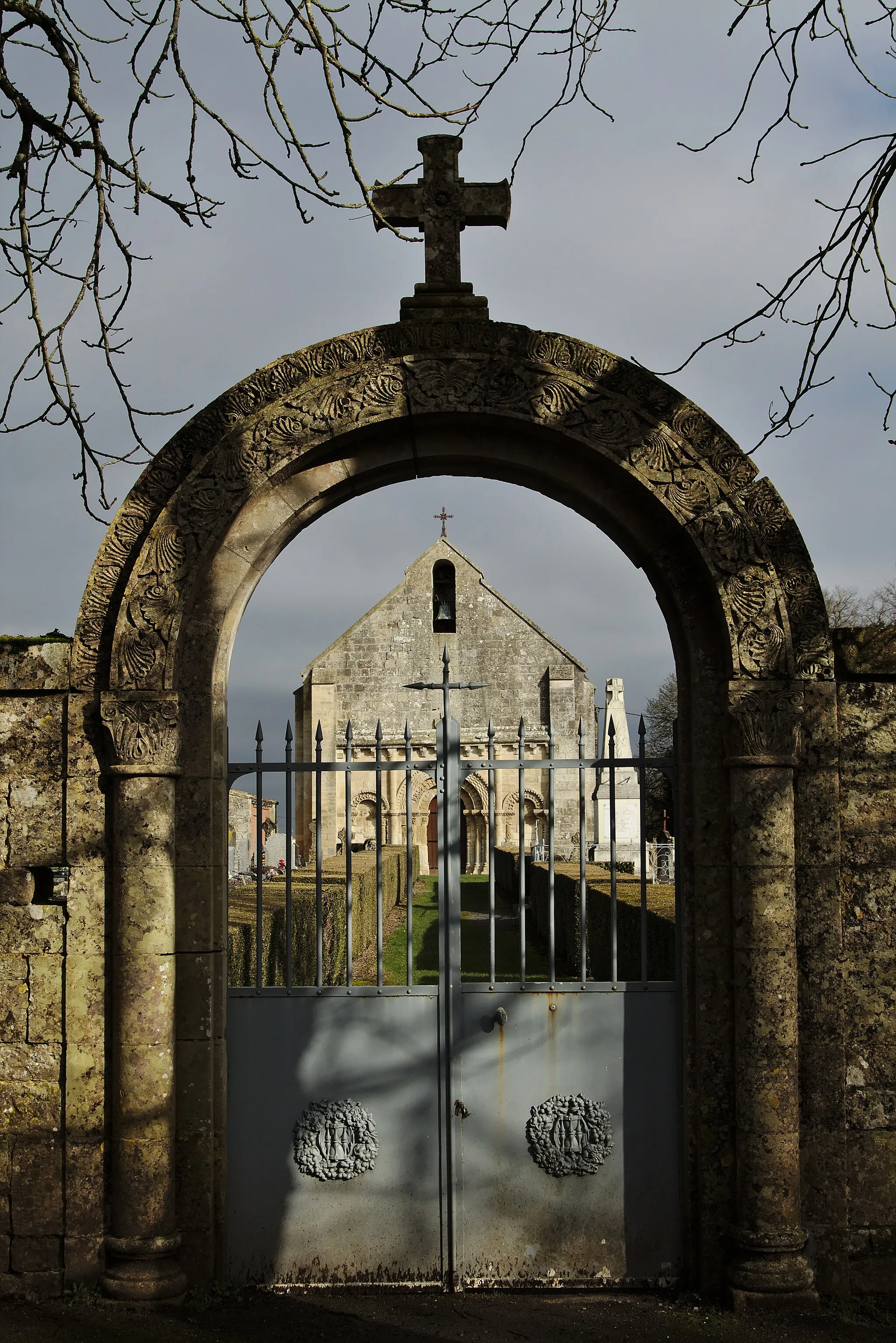 Photo showing: Église Saint-Génard, entrée du cimetière