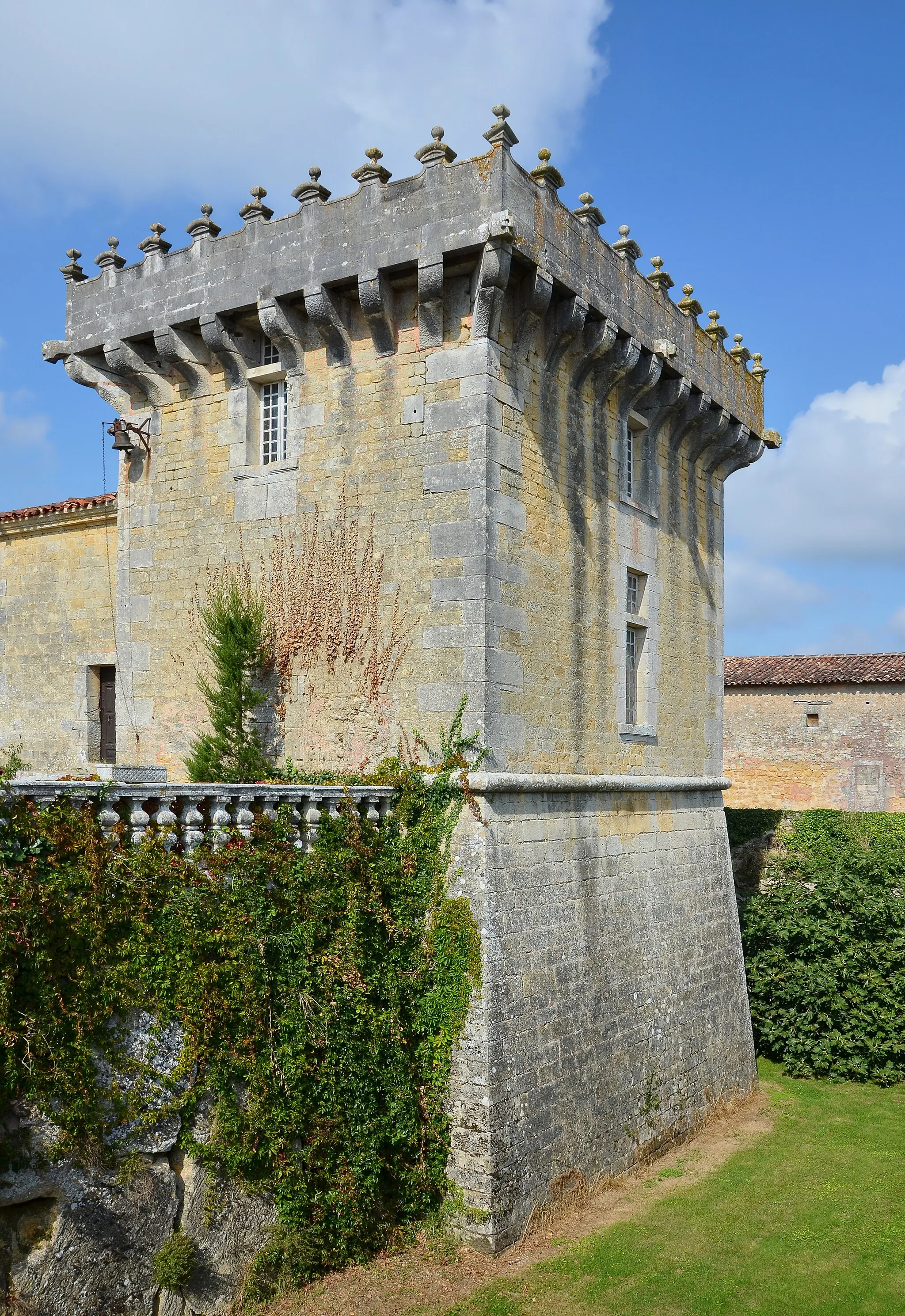 Photo showing: This building is inscrit au titre des monuments historiques de la France. It is indexed in the base Mérimée, a database of architectural heritage maintained by the French Ministry of Culture, under the reference PA00104296 .
