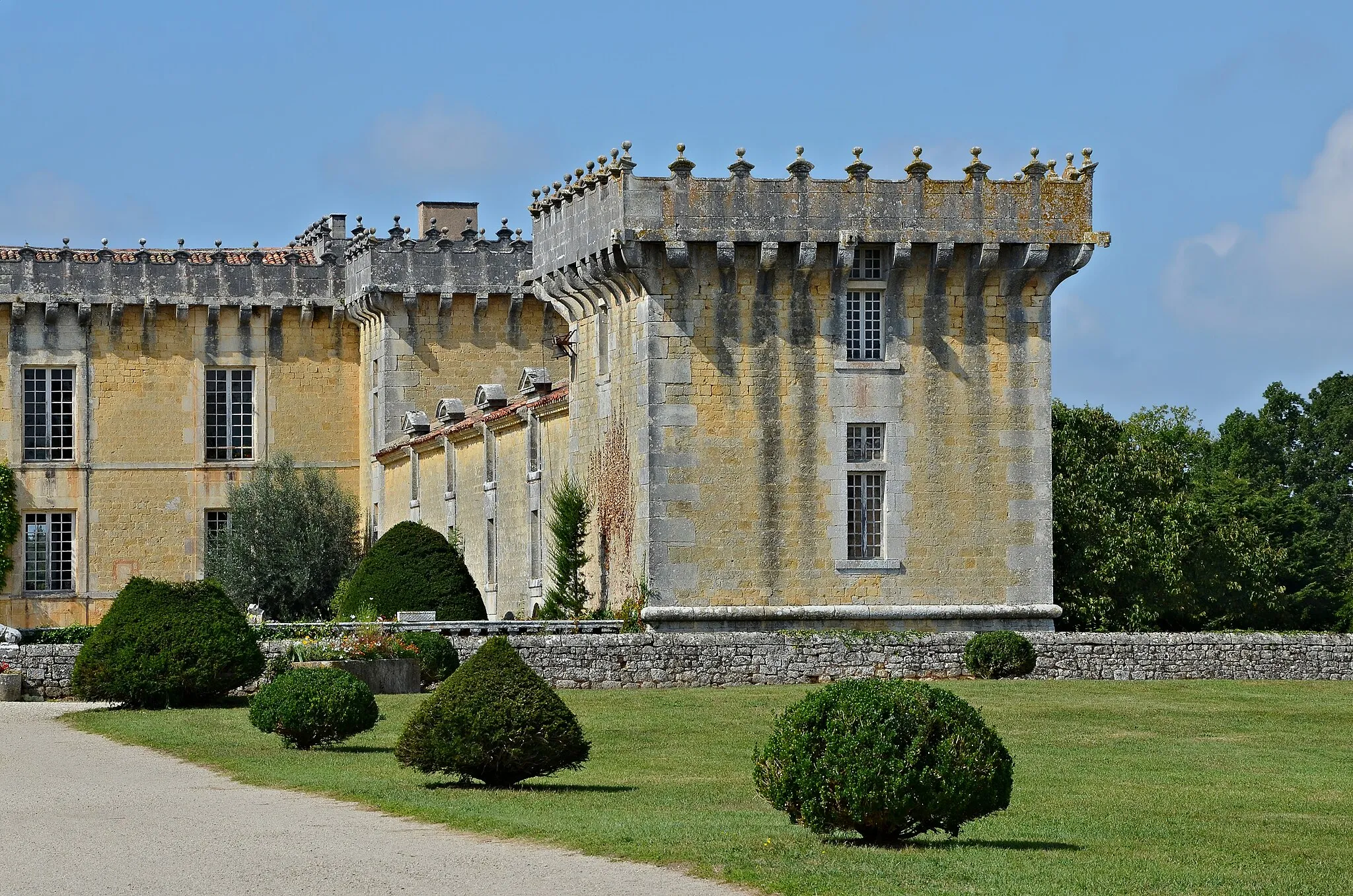 Photo showing: This building is inscrit au titre des monuments historiques de la France. It is indexed in the base Mérimée, a database of architectural heritage maintained by the French Ministry of Culture, under the reference PA00104296 .