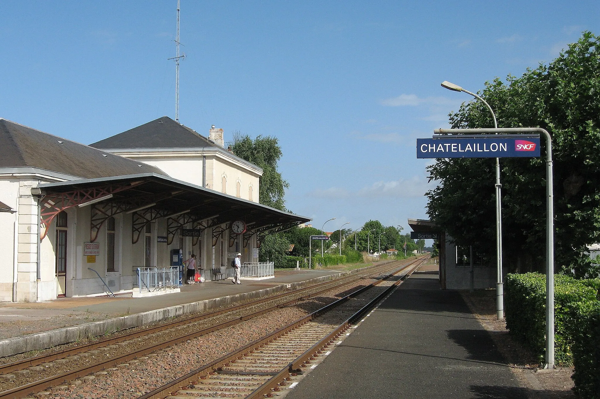 Photo showing: Vue des quais et du bâtiment voyageurs de la gare de Châtelaillon, en direction de Nantes.