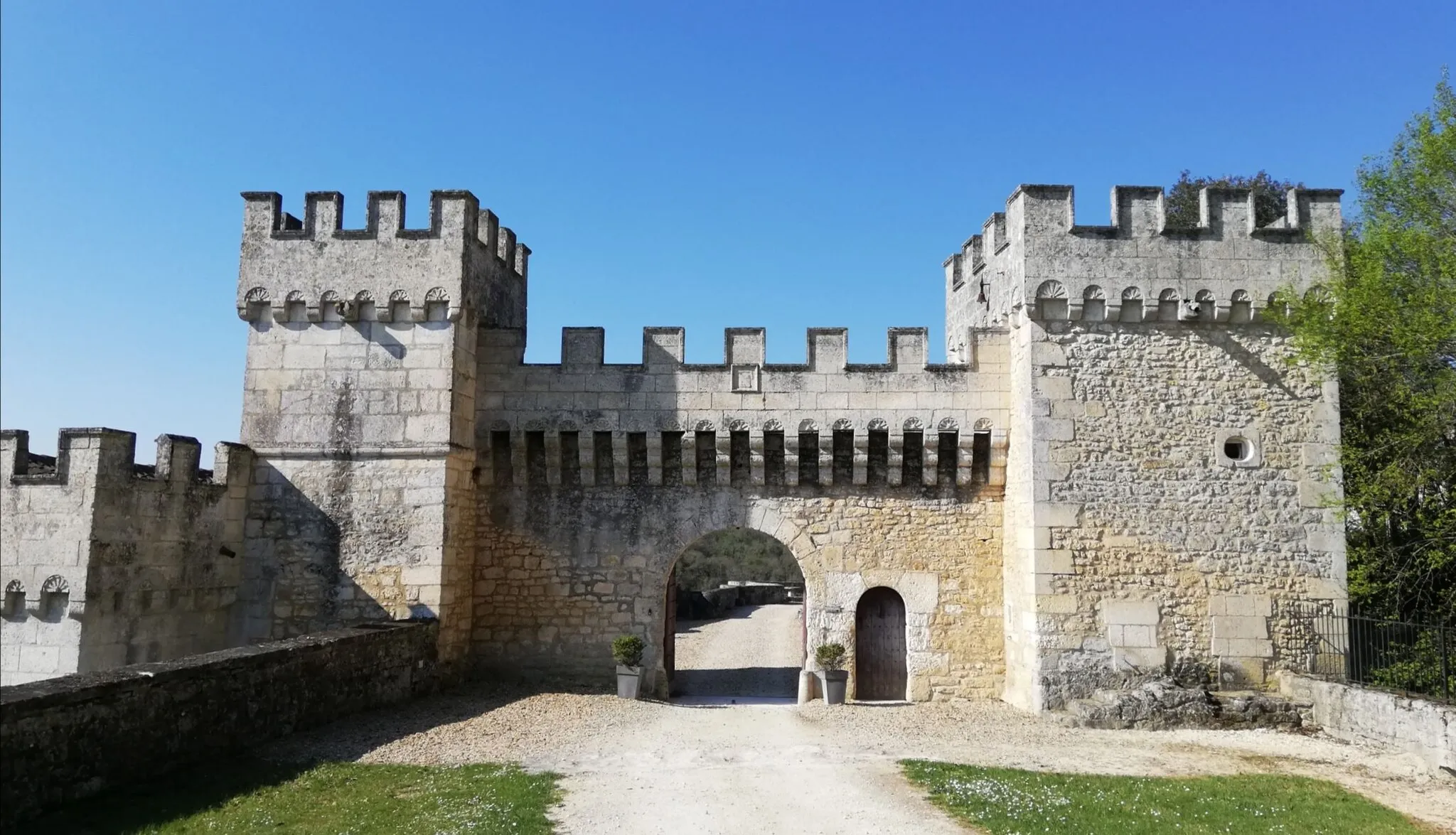 Photo showing: Château de la Tranchade, Garat, Charente, France. Portail d'entrée vu du nord