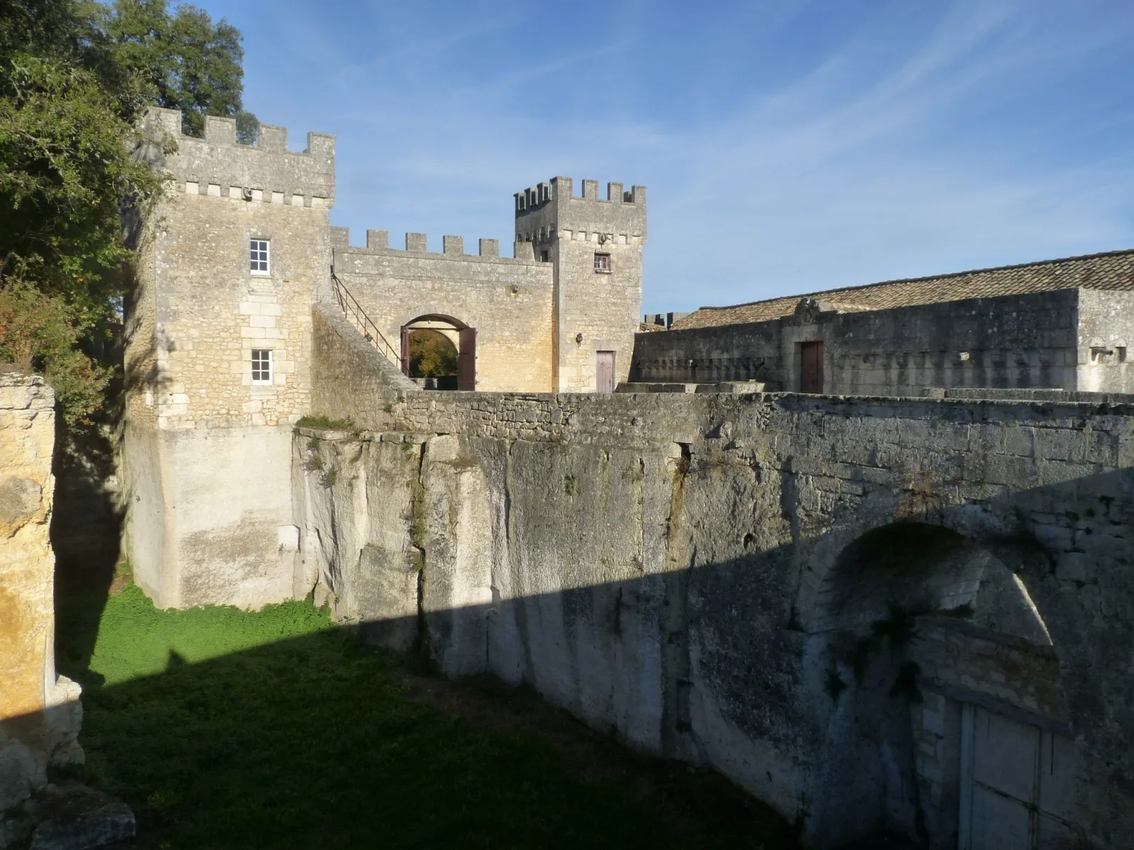 Photo showing: Château de la Tranchade, Garat, Charente, France. Portail d'entrée et douve vus du sud-ouest