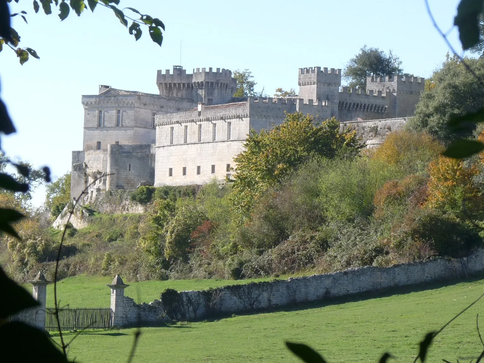 Photo showing: Château de la Tranchade, Garat, Charente, France. Vue du sud-est, avec portail, corps de garde, donjon.