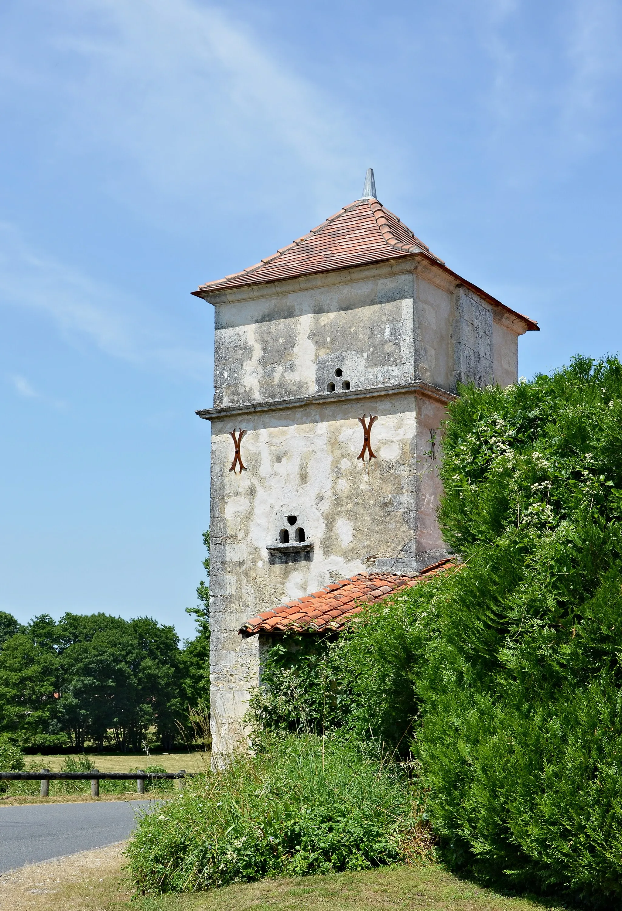 Photo showing: Former dovecote, near road D 42, Mouthiers-sur-Boëme, Charente, France.
