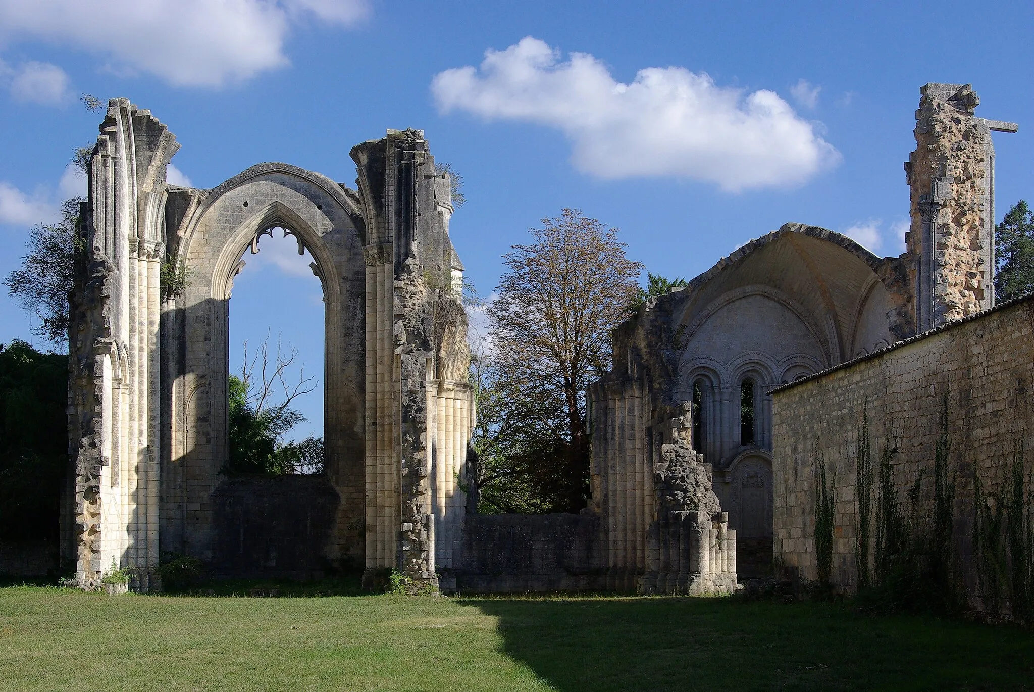 Photo showing: This building is classé au titre des monuments historiques de la France. It is indexed in the base Mérimée, a database of architectural heritage maintained by the French Ministry of Culture, under the reference PA00104347 .