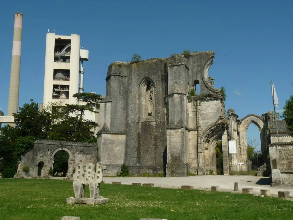 Photo showing: ruins of the abbey of La Couronne, Charente, southwestern France